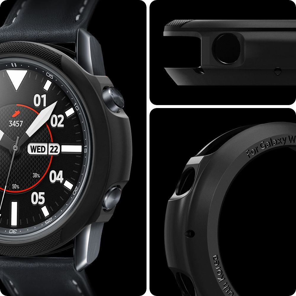 Primo piano di uno smartwatch nero con custodia protettiva. Il quadrante mostra data, ora e percentuale della batteria. Lo sfondo è nero.