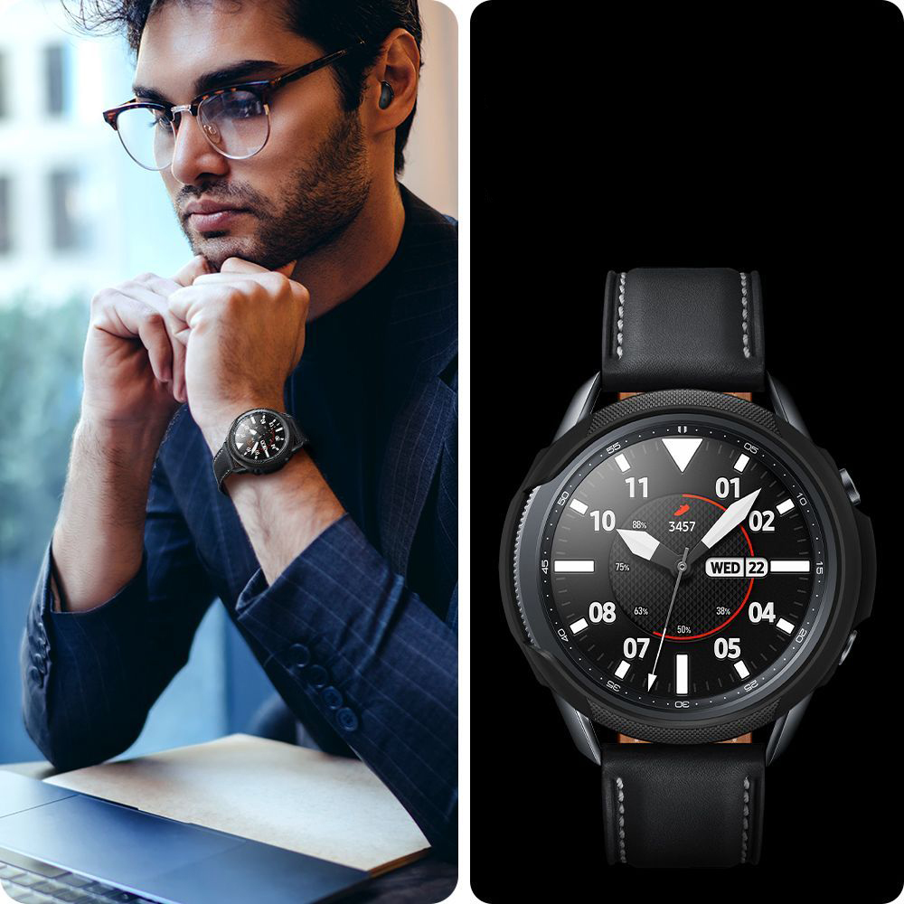 Un uomo con occhiali e smartwatch. L'orologio mostra ora, data e altri dati. Lo sfondo è scuro.