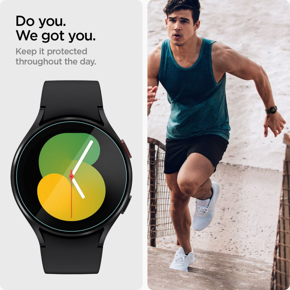 Un uomo corre su per le scale, indossando uno smartwatch. L'orologio è nero con un display colorato. L'uomo indossa una canotta blu e pantaloncini.