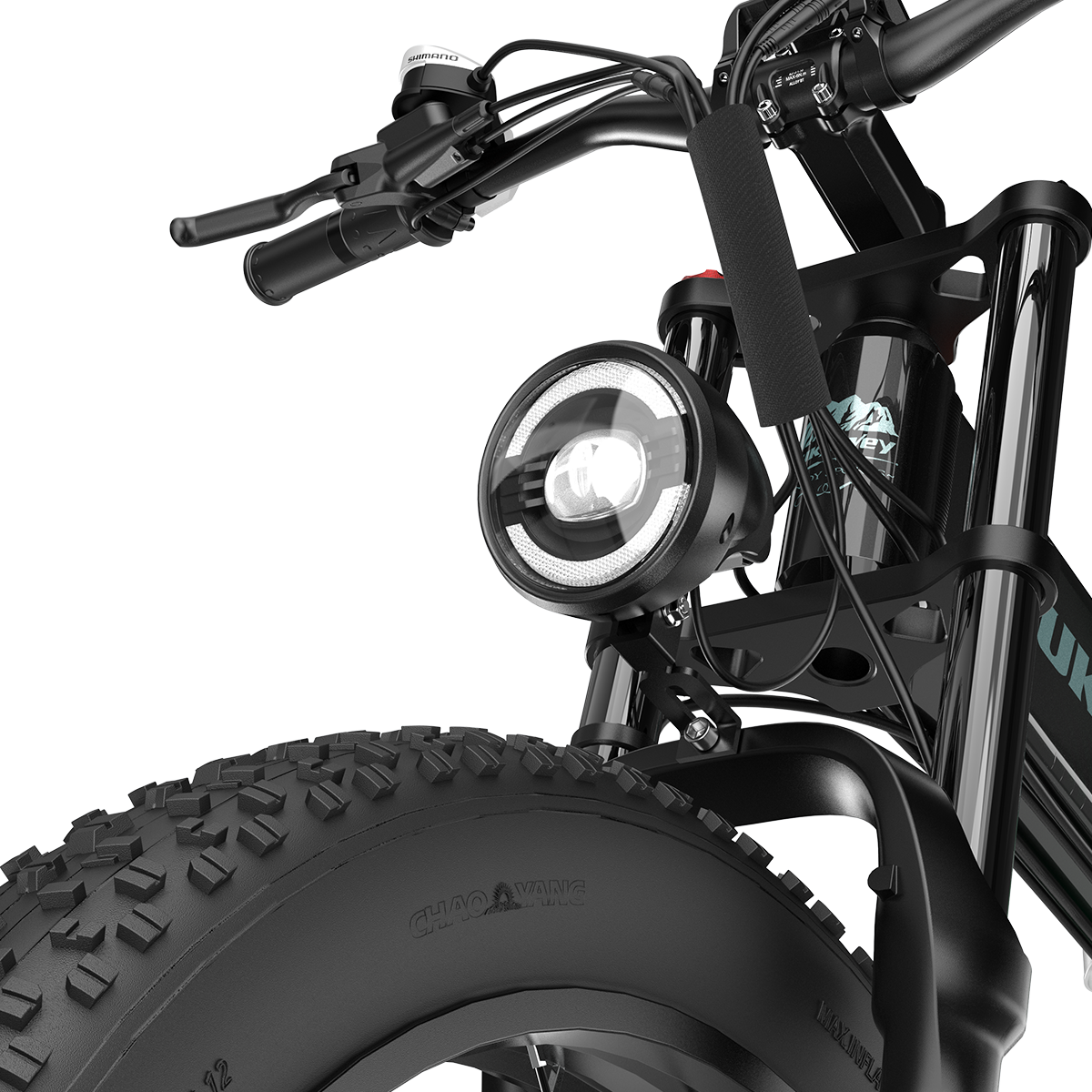 Zbliżenie czarnego roweru elektrycznego. Widoczna przednia opona, reflektor, kierownica i zawieszenie. Białe tło.