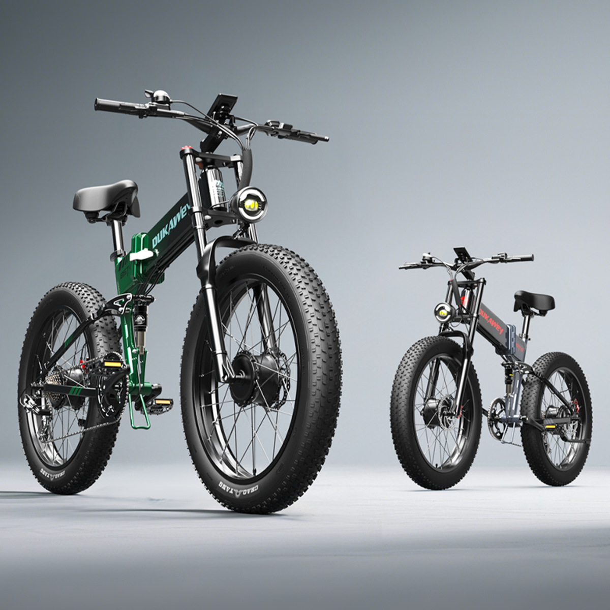 Wyświetlane są dwa rowery elektryczne z grubymi oponami. Jeden jest zielono-czarny, drugi czarno-czerwony. Oba mają światła i ekrany.