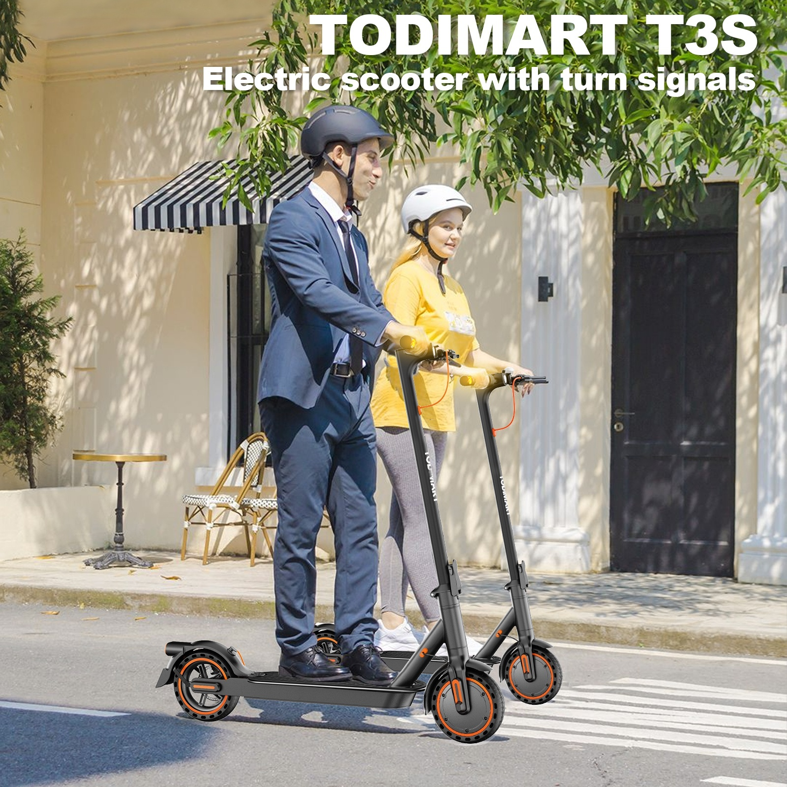 Dwie osoby na hulajnogach elektrycznych, w kaskach. Jeden w garniturze, drugi w żółtej koszuli. Hulajnogi są czarne.