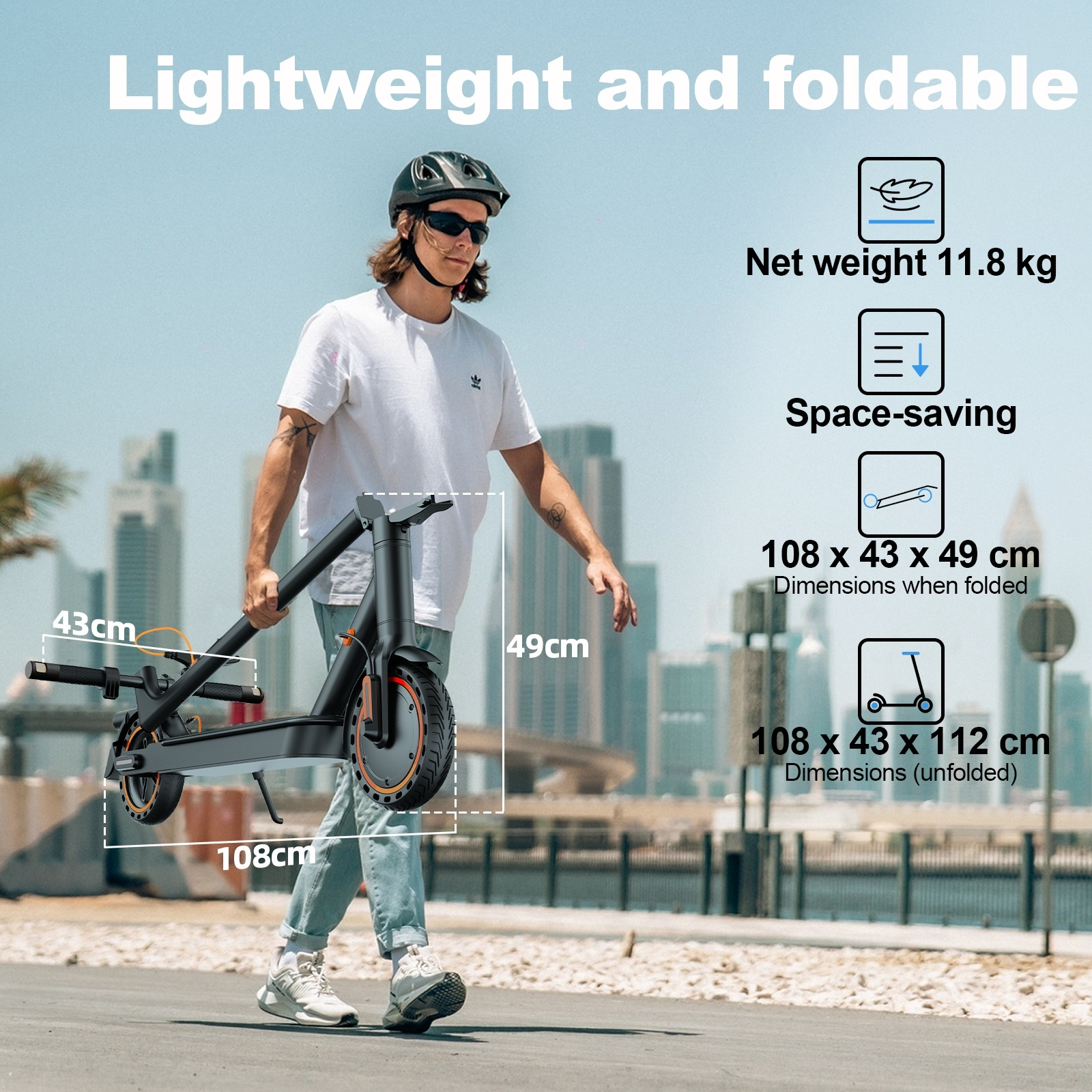 Mężczyzna idzie z czarną, złożoną hulajnogą. Tekst wskazuje wymiary i wagę. Tło pokazuje budynki miejskie.