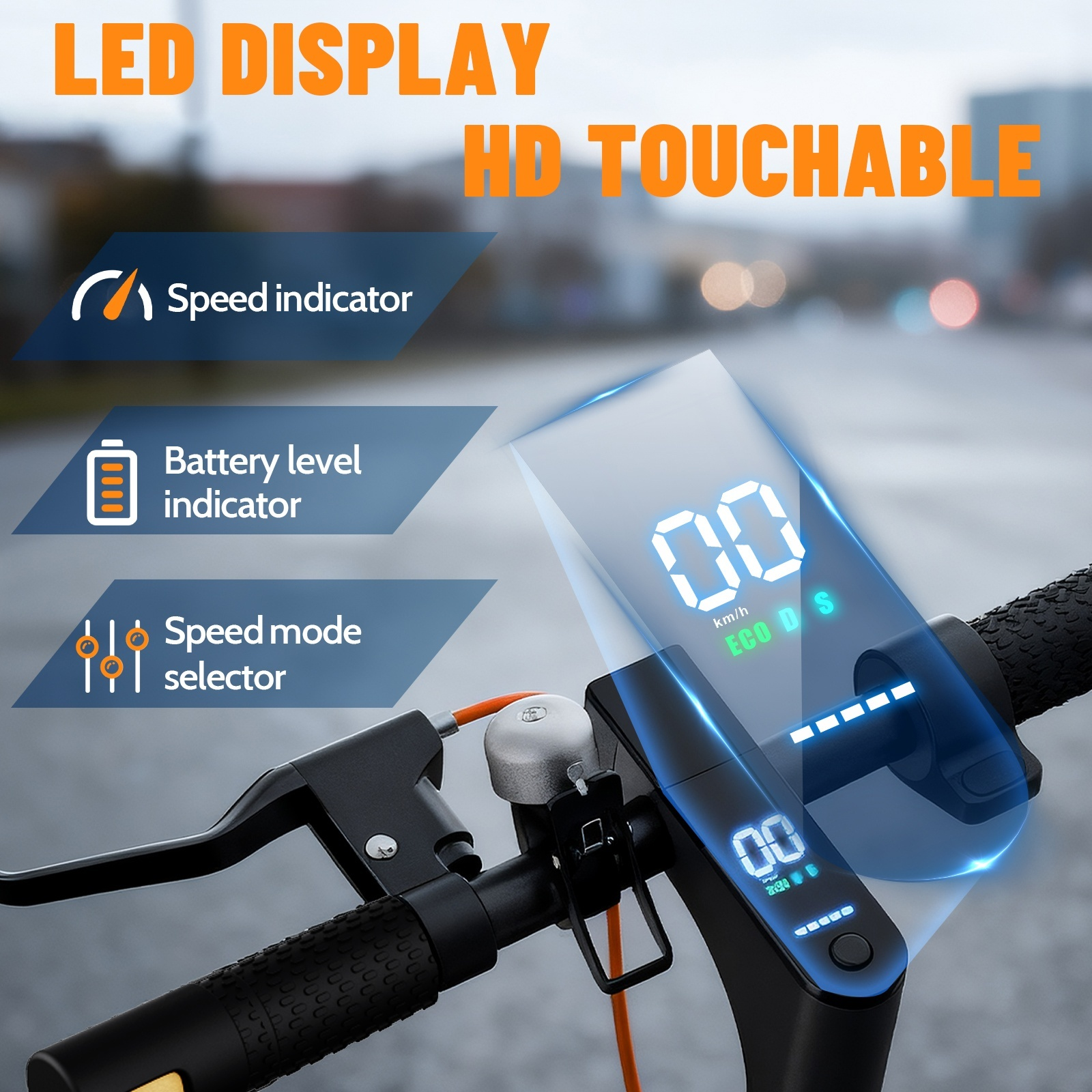 Zbliżenie kierownicy hulajnogi elektrycznej z wyświetlaczem pokazującym prędkość i poziom naładowania baterii. Tło to rozmyty widok miejski.