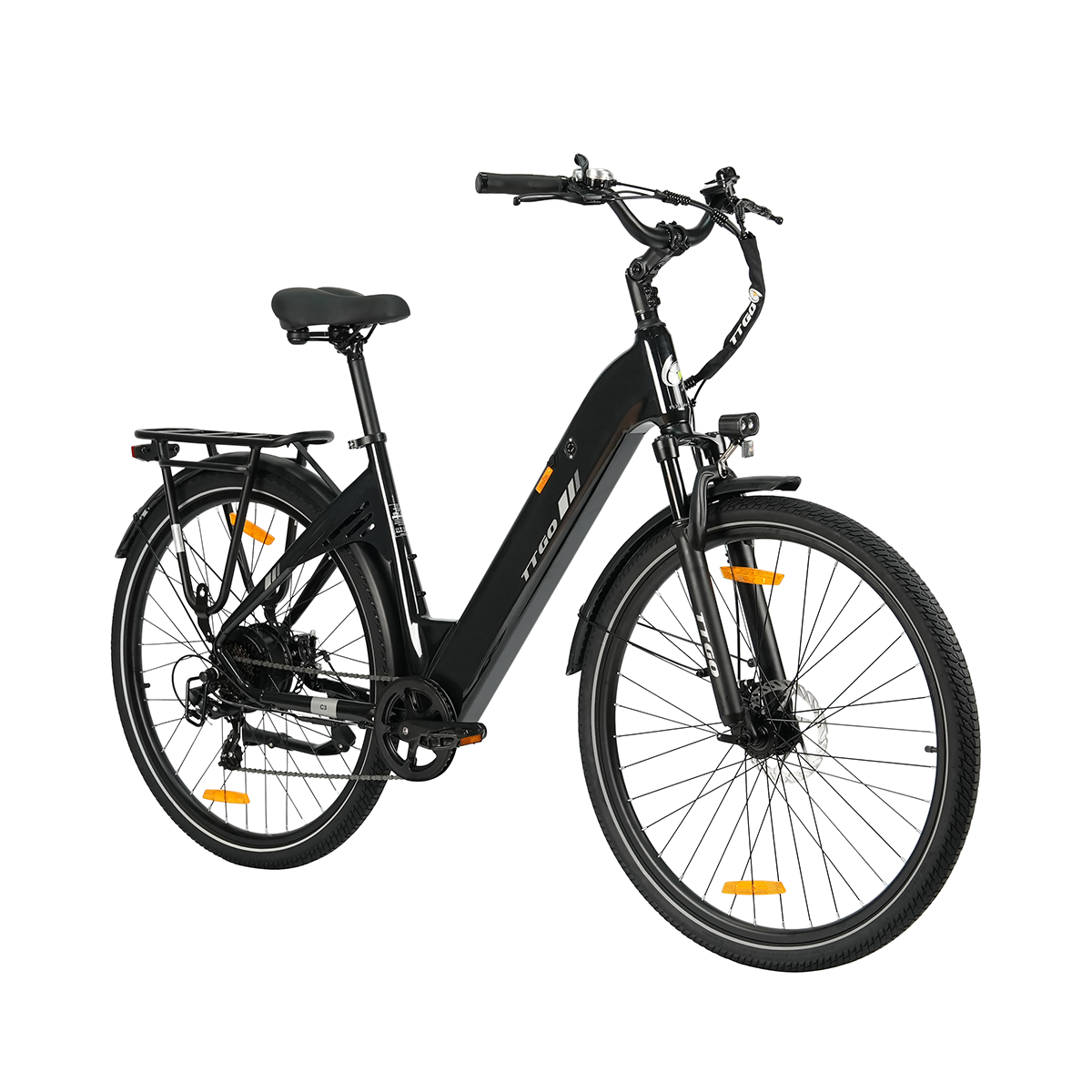 Czarny rower elektryczny z pomarańczowymi akcentami. Ma siodełko, kierownicę, koła i bagażnik. Rower stoi na białym tle.