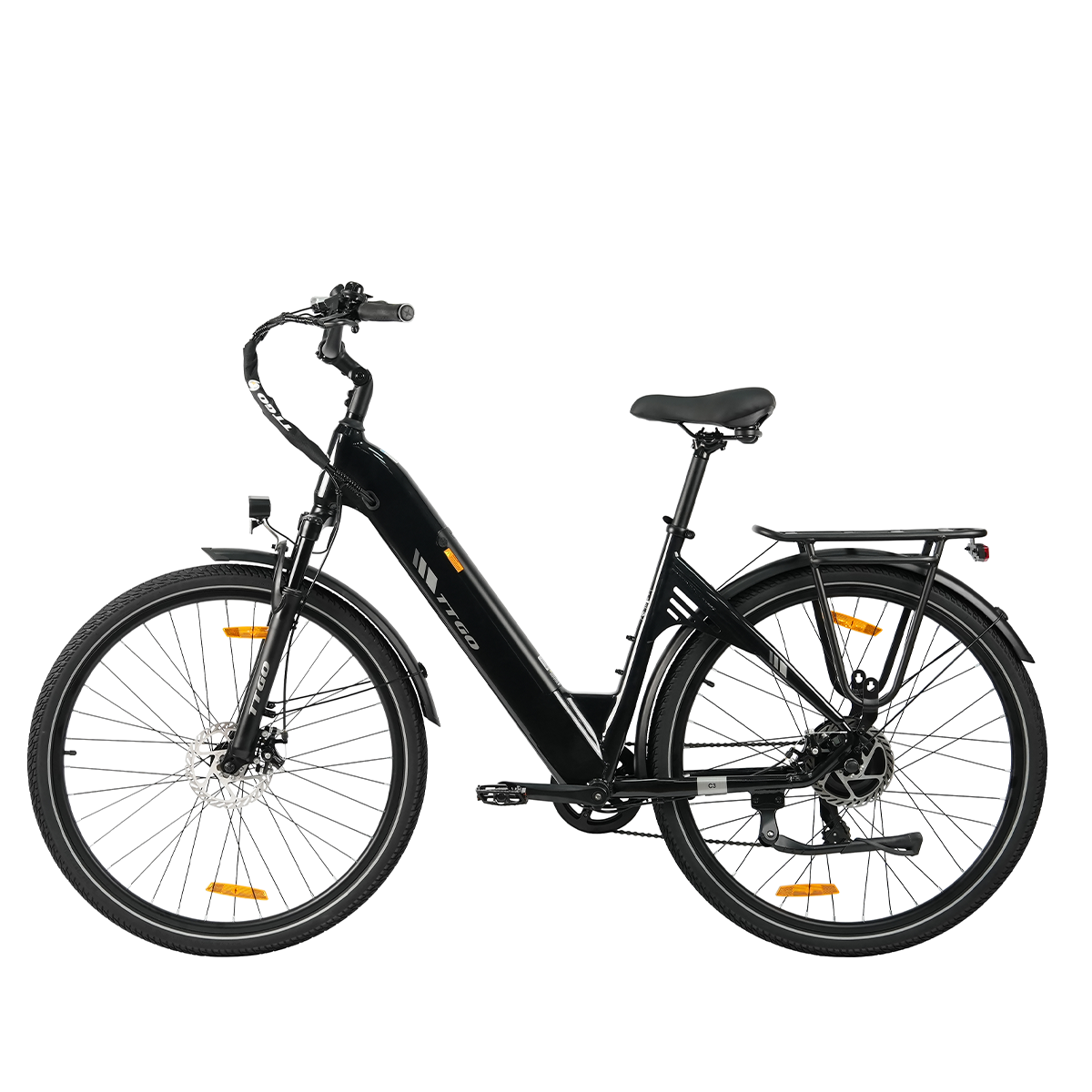 Czarny rower elektryczny z bagażnikiem, błotnikami i pomarańczowymi odblaskami, wyizolowany na białym tle.