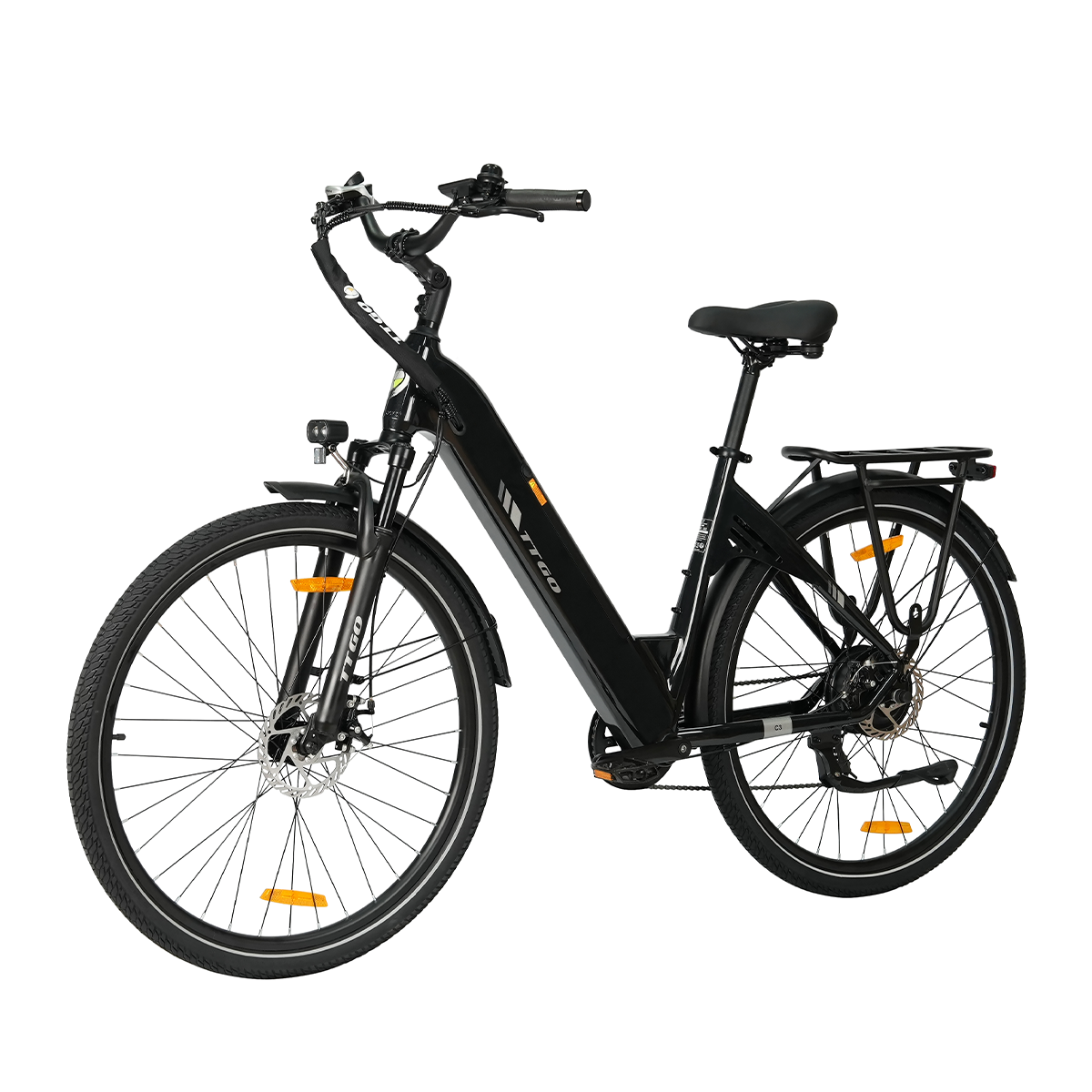 Czarny rower elektryczny na białym tle. Cechy: przednie światło, bagażnik i elementy odblaskowe na oponach.