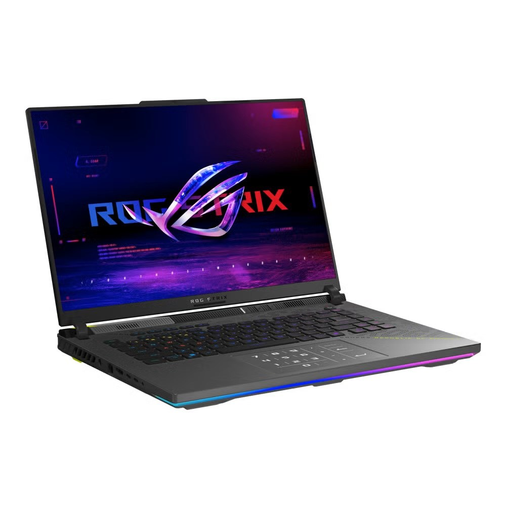 Laptop z otwartym ekranem, wyświetlający logo ROG. Laptop jest czarny z kolorowymi światłami i klawiaturą.