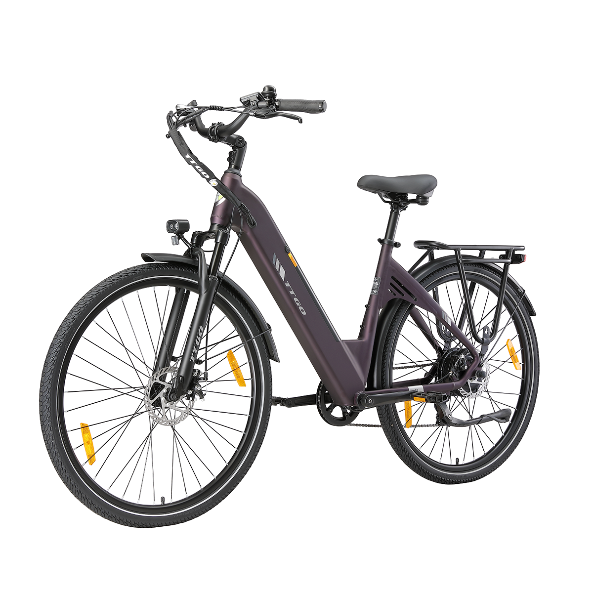 Fioletowy rower elektryczny z czarnymi oponami, kierownicą i siedzeniem. Ma bagażnik nad tylnym kołem i odblaski.