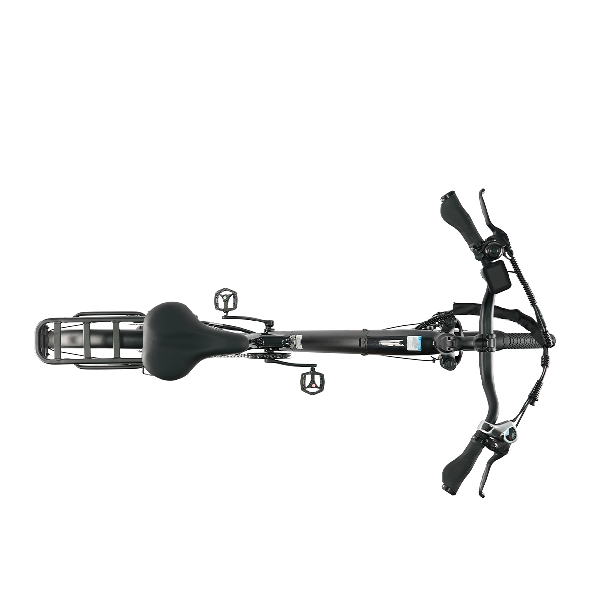 Widok z góry na czarny rower na białym tle. Widoczne są kierownica, siodełko, pedały i bagażnik.