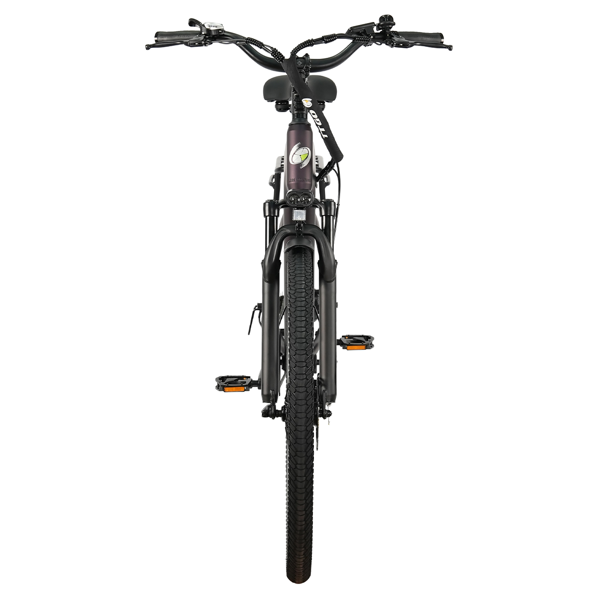 Widok z przodu roweru elektrycznego. Ma czarne opony, ciemną ramę i siedzenie. Kierownice są widoczne u góry.