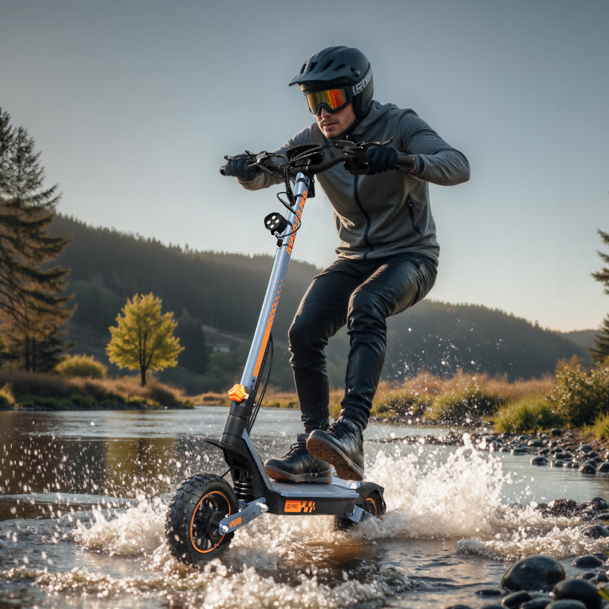 Mężczyzna jedzie na hulajnodze elektrycznej przez płytką rzekę. Ma na sobie kask, gogle i ciemne ubrania. Woda się rozpryskuje.