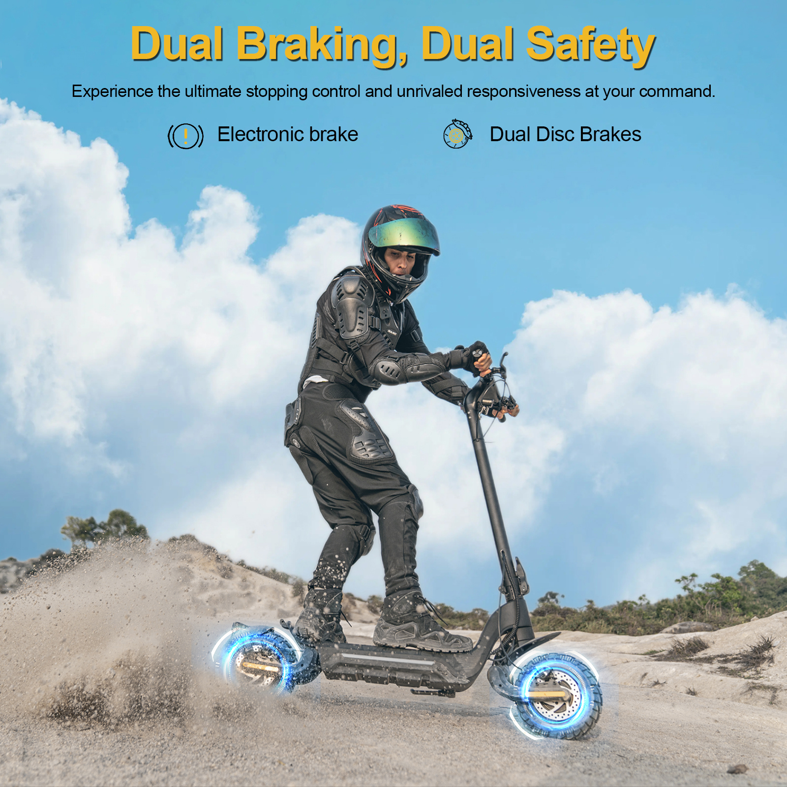 Osoba w odzieży ochronnej jedzie na hulajnodze elektrycznej po piaszczystej powierzchni. Niebo jest niebieskie z chmurami.