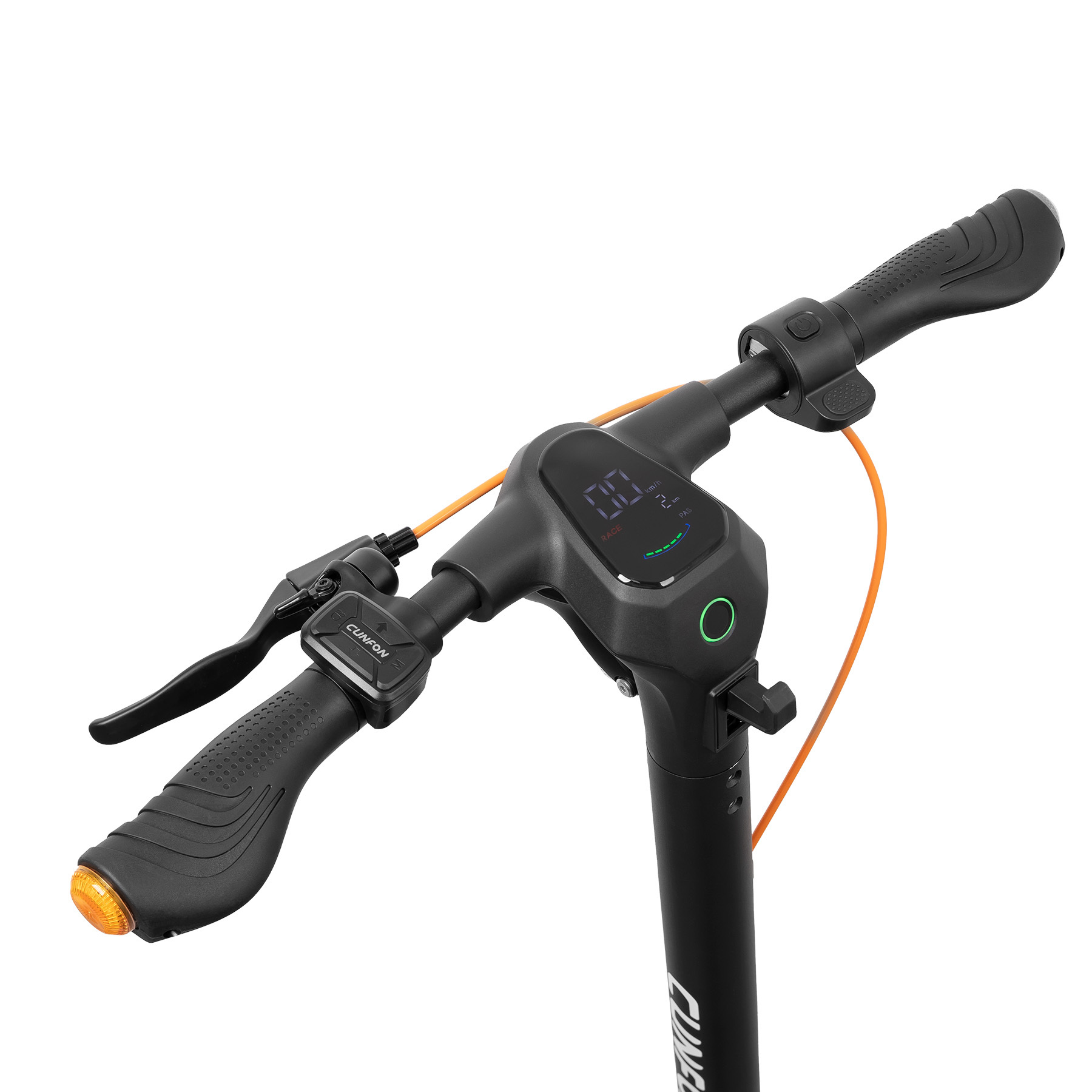 Czarna kierownica skutera elektrycznego. Wyświetlacz, uchwyty, dźwignia hamulca i pomarańczowe akcenty kablowe na białym tle.