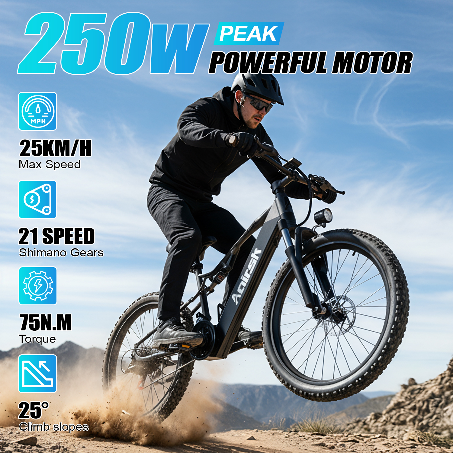 Mężczyzna jadący na rowerze elektrycznym, tekst wyświetla prędkość, moc silnika i inne specyfikacje. Niebo jest niebieskie, a ziemia zakurzona.