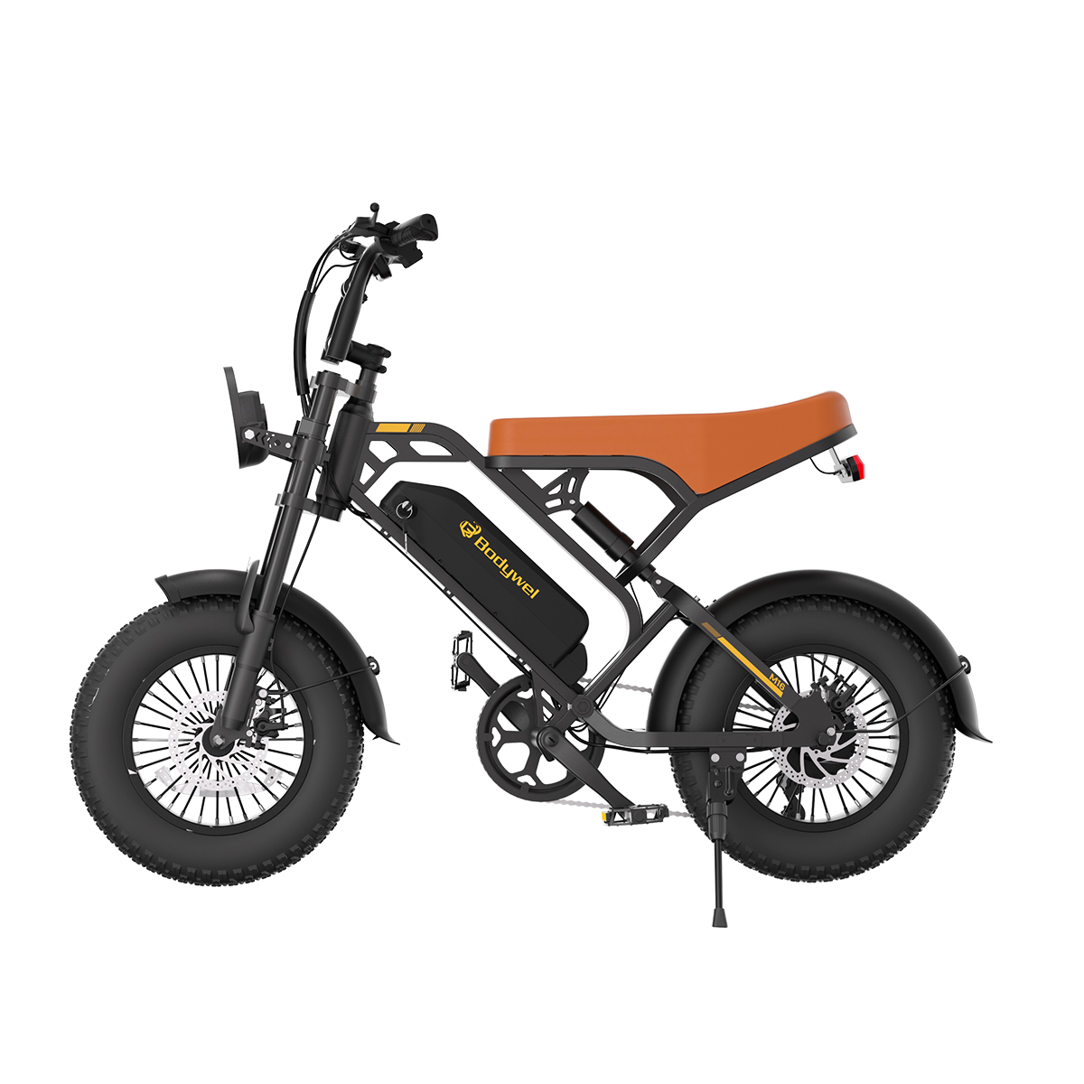 Czarny rower elektryczny z brązowym siedzeniem i dużymi oponami. Posiada reflektor, akumulator i podpórkę na białym tle.