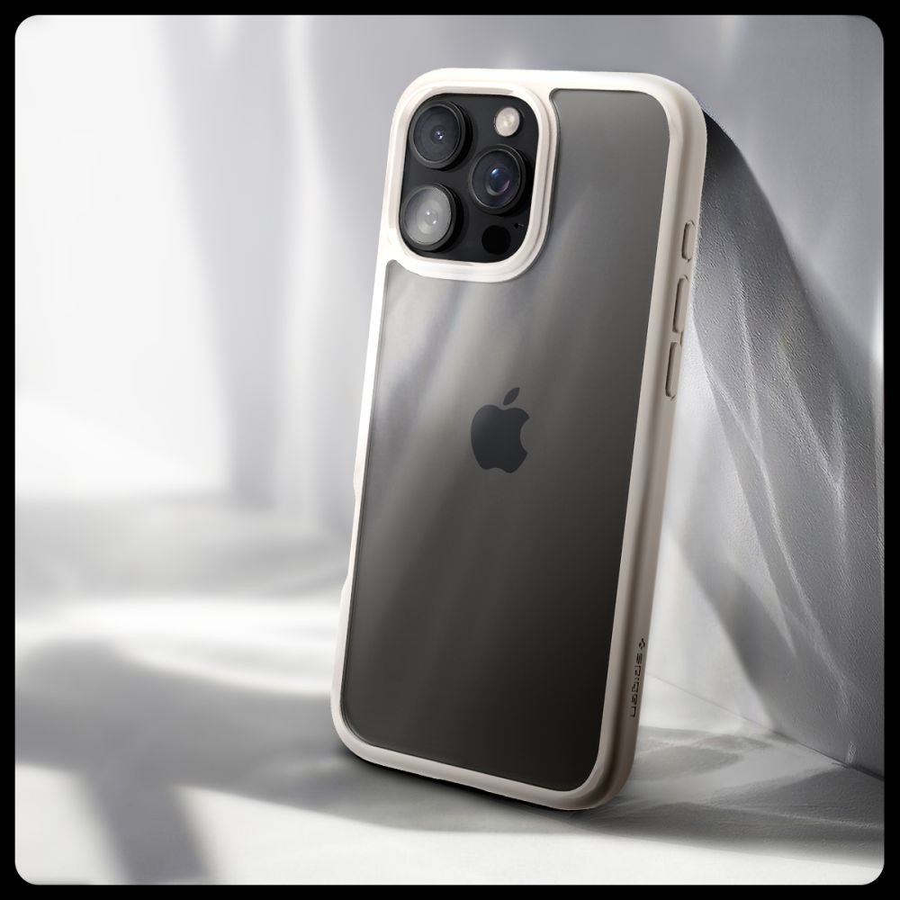 Uno smartphone in una custodia bianca e trasparente, con il logo Apple visibile. Il telefono è appoggiato a una superficie bianca.