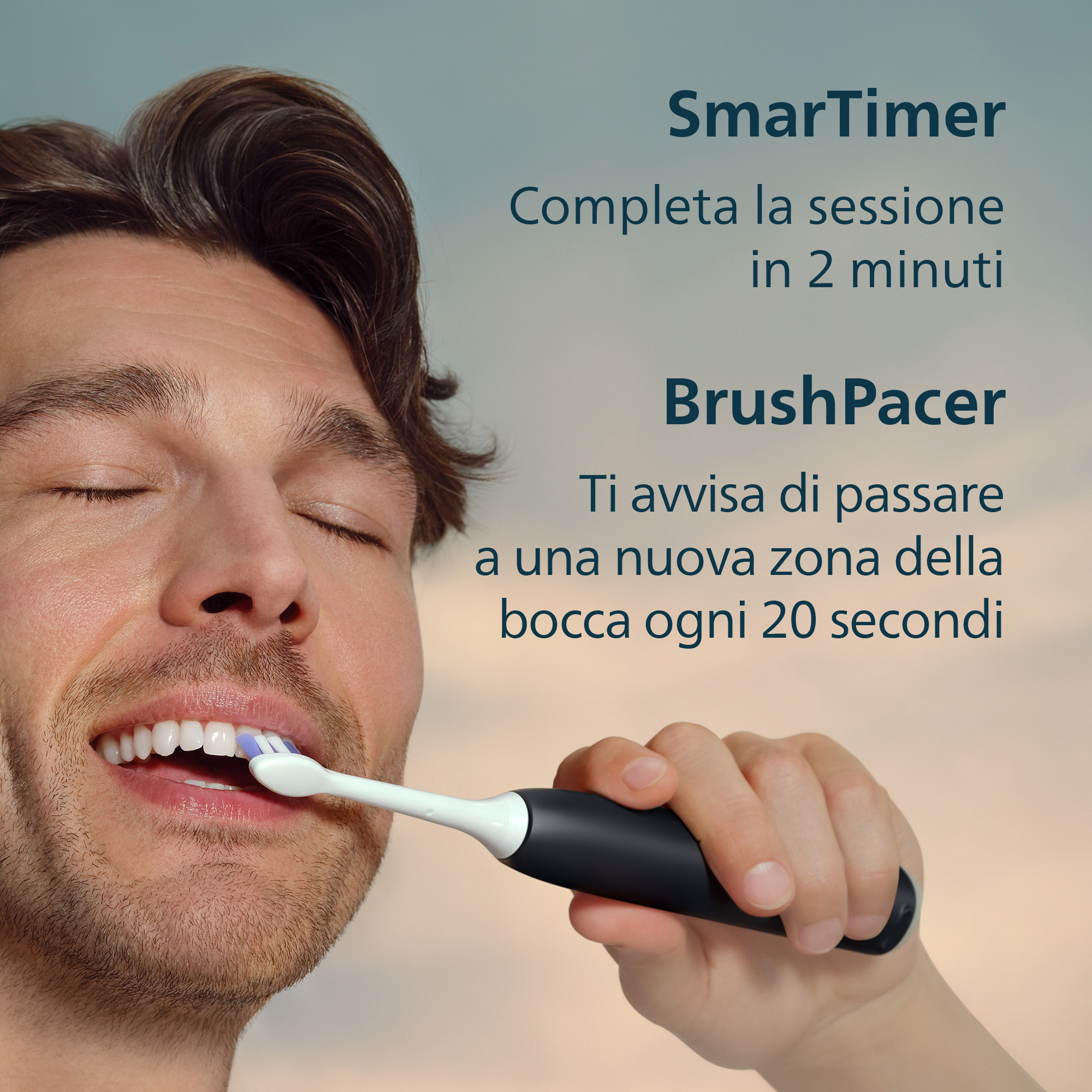 Mężczyzna myje zęby szczoteczką elektryczną. Tekst na obrazku: SmarTimer, BrushPacer.