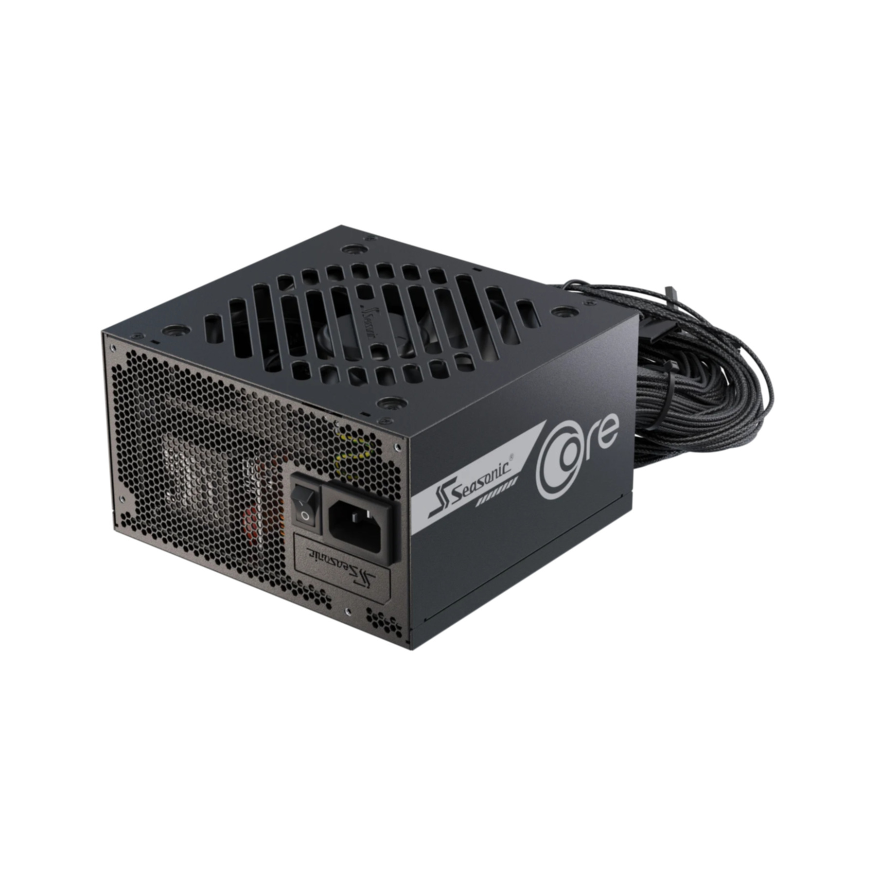 Zwarte Seasonic Core voeding. Het heeft een aan/uitschakelaar, een stroomingang en een ventilatierooster. Kabels zijn bevestigd.