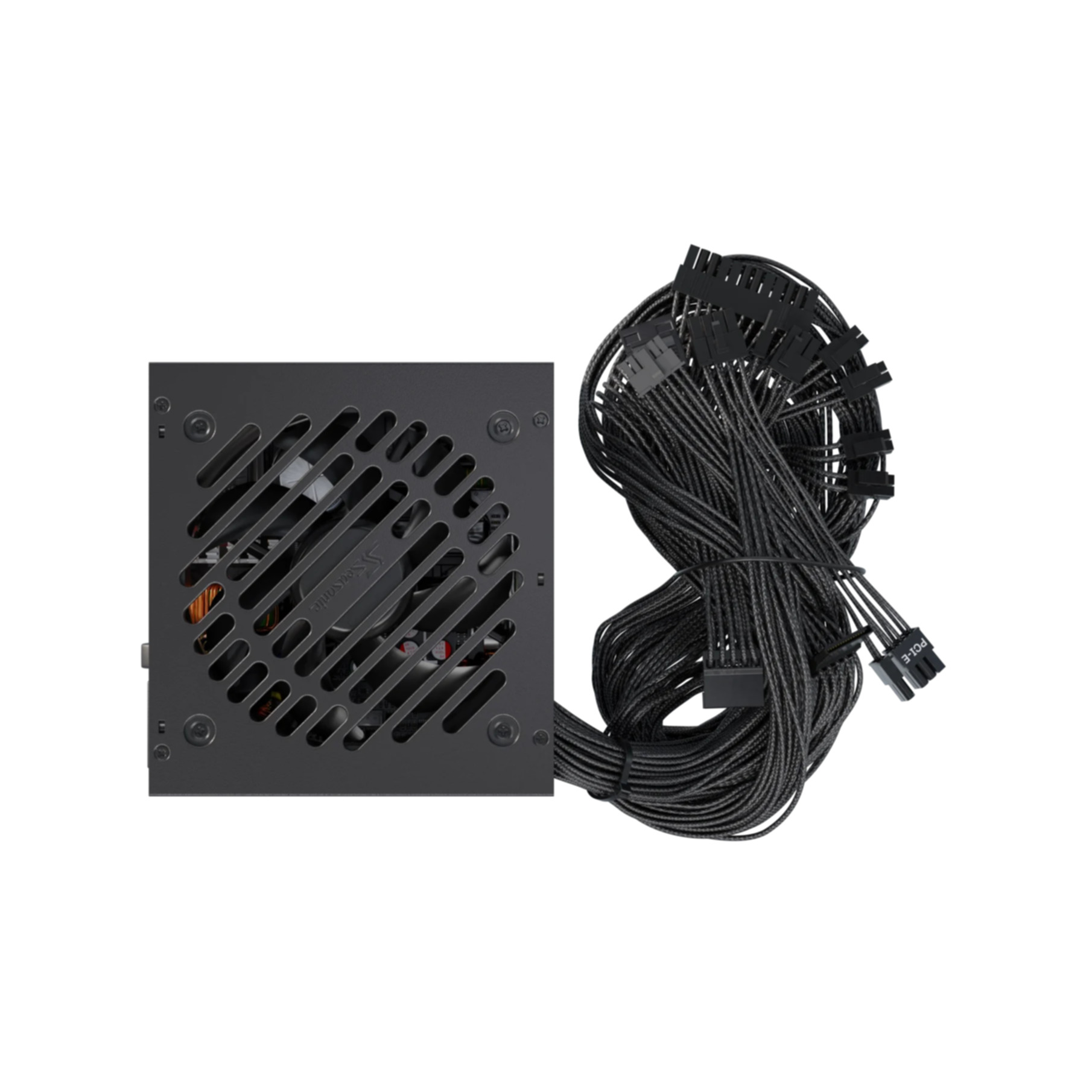 Een computer voeding met zwarte kabels. De voeding is een donkergrijze vierkant met een ventilator en merknaam.