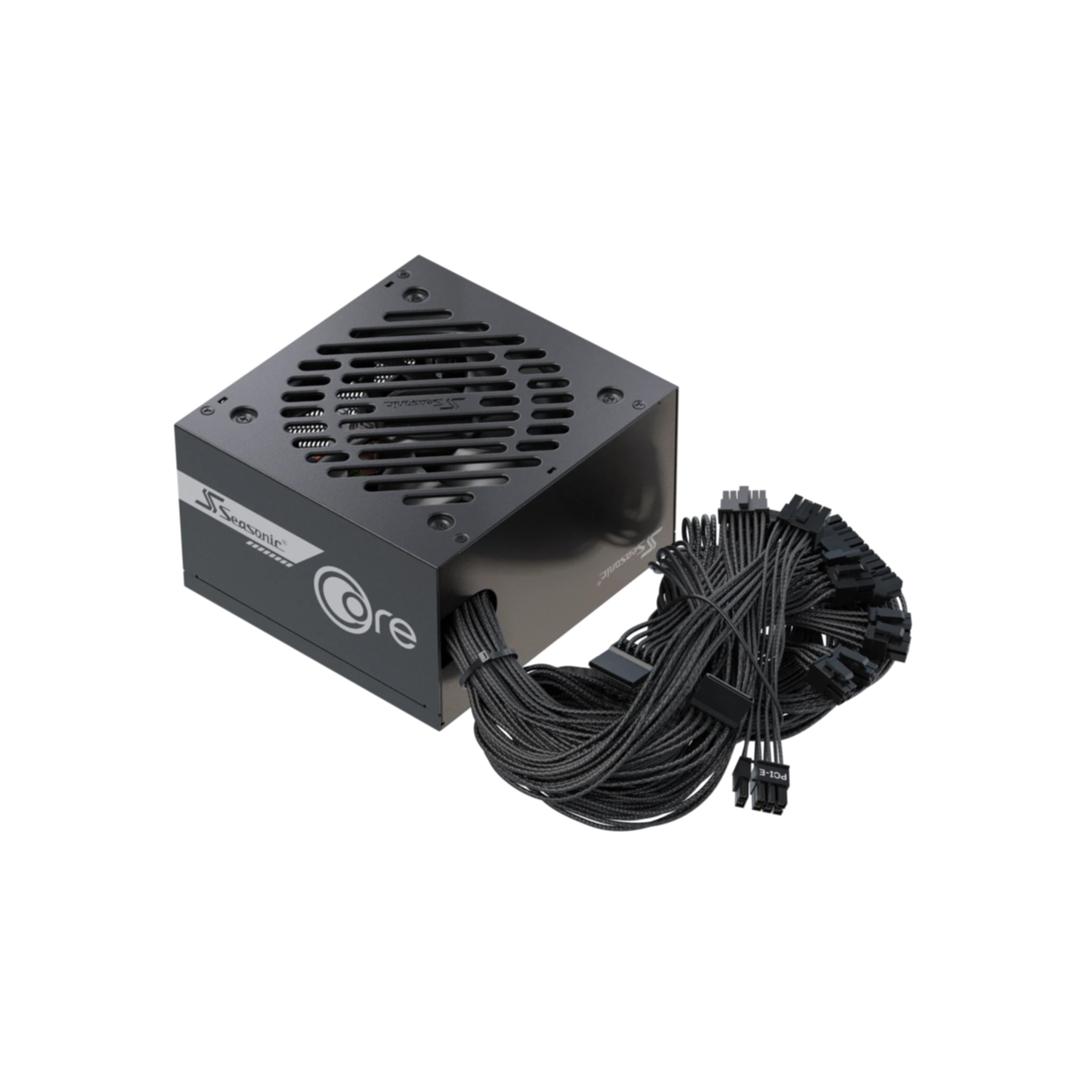 Een zwarte Seasonic Core voeding met kabels. De unit heeft een ventilator en logo. Kabels lopen naar rechts.