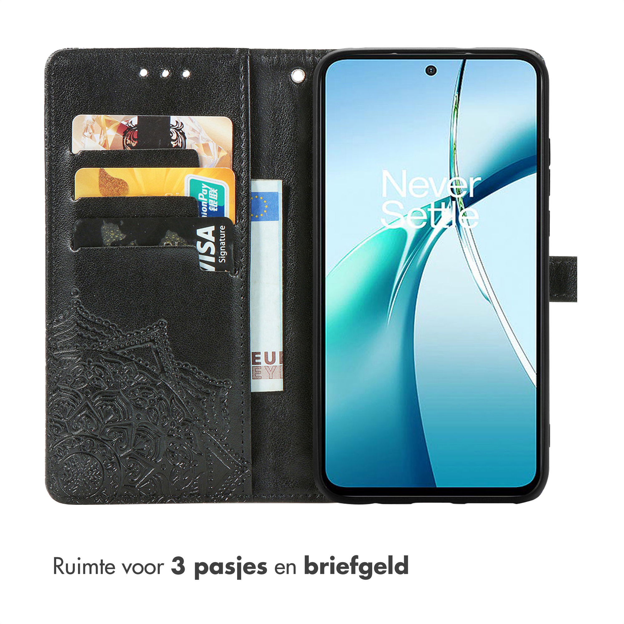 Étui de téléphone noir avec un téléphone. Il a des fentes pour cartes et de l'argent. L'écran dit 'Never Settle'.