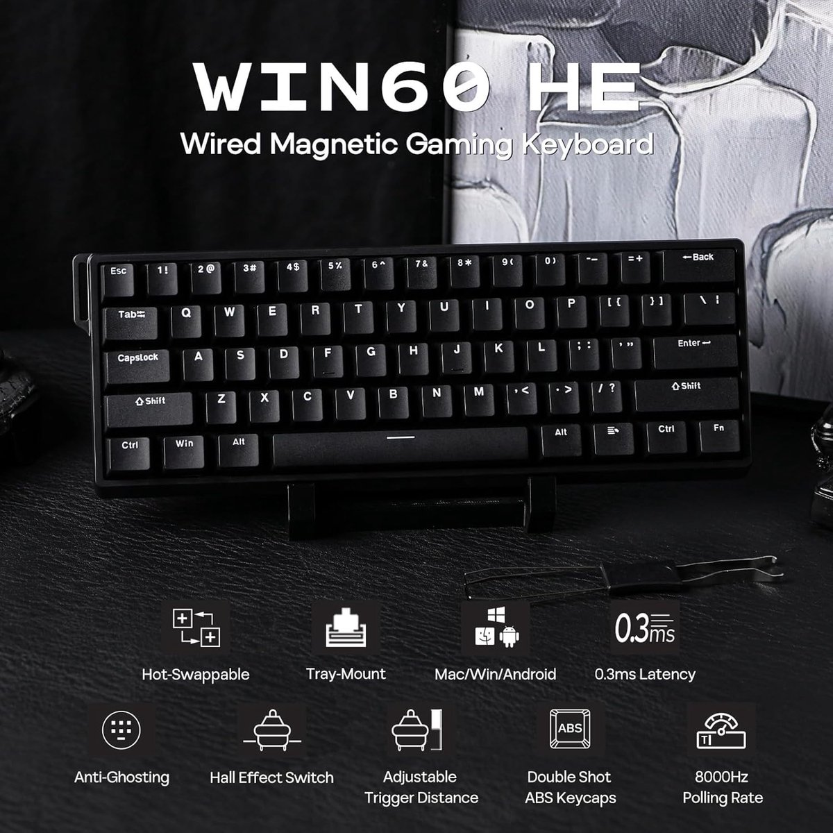 Een zwart WIN60 HE-toetsenbord met witte letters. Kenmerken: hot-swap toetsen, tray-mount en 0,3 ms latentie.
