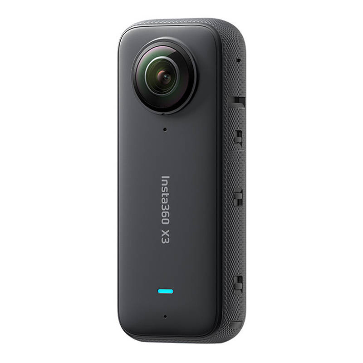 Eine schwarze Insta360 X3 Kamera wird angezeigt. Sie hat ein Objektiv, den Markennamen und ein blaues Licht. Sie ist vor einem weißen Hintergrund.