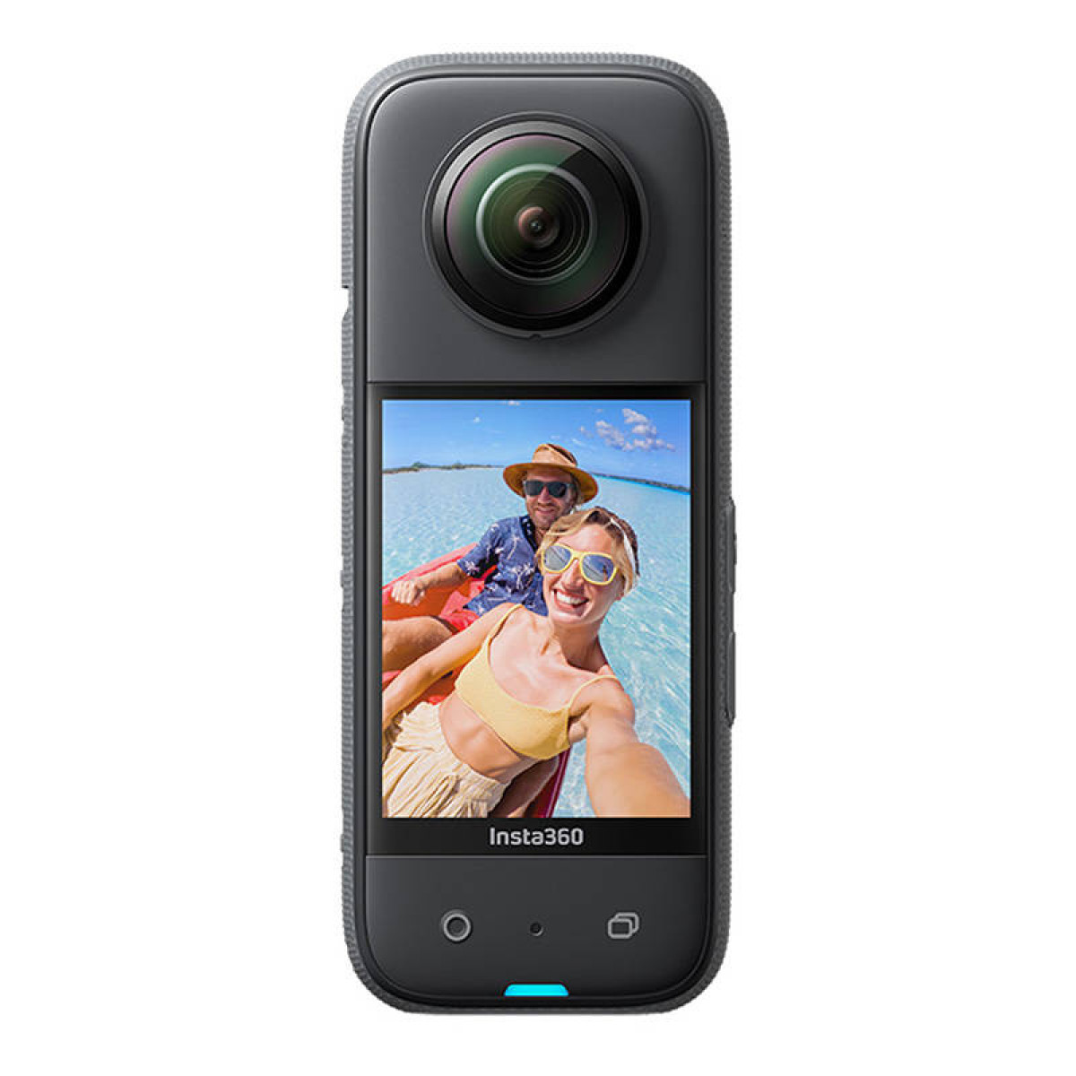 Eine schwarze Insta360-Kamera, die ein Paar in einem Boot auf dem Wasser zeigt. Die Kamera hat ein großes Objektiv und einen Bildschirm.