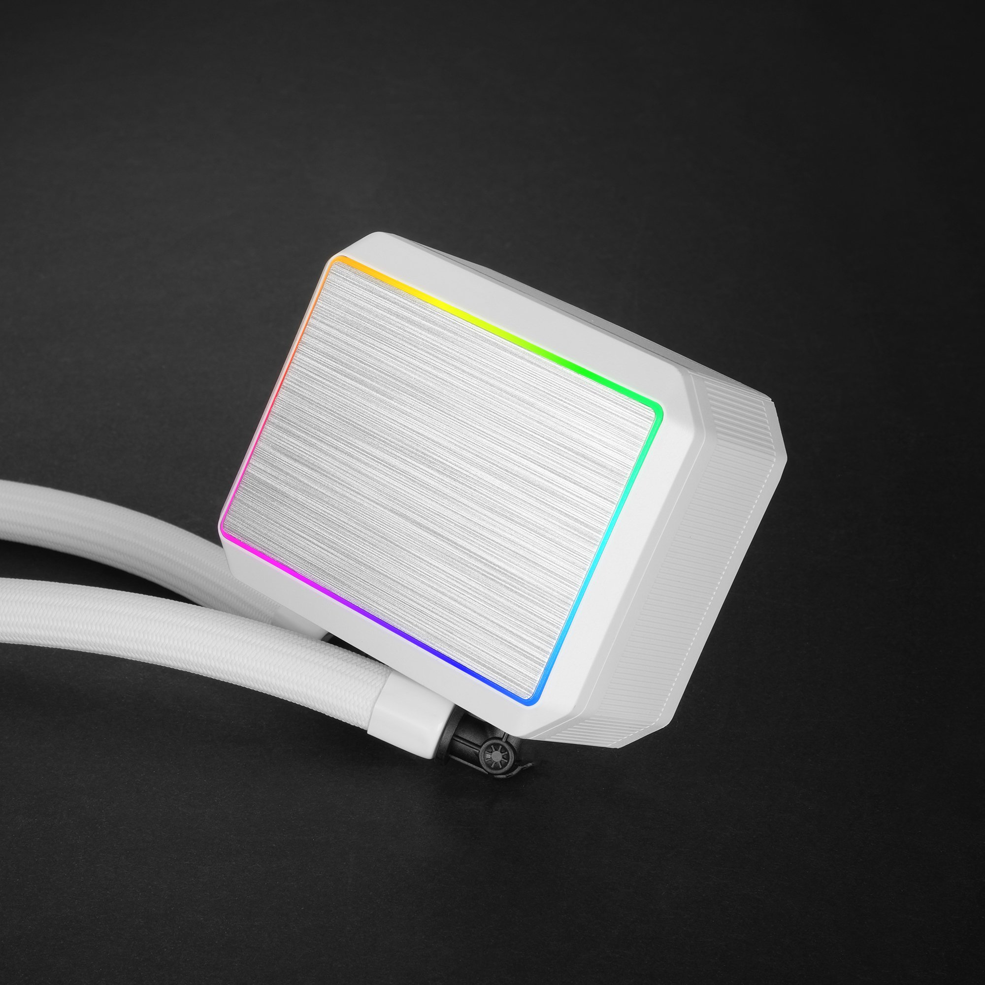 Enfriador de CPU blanco con iluminación RGB sobre una superficie negra, con tubos blancos.