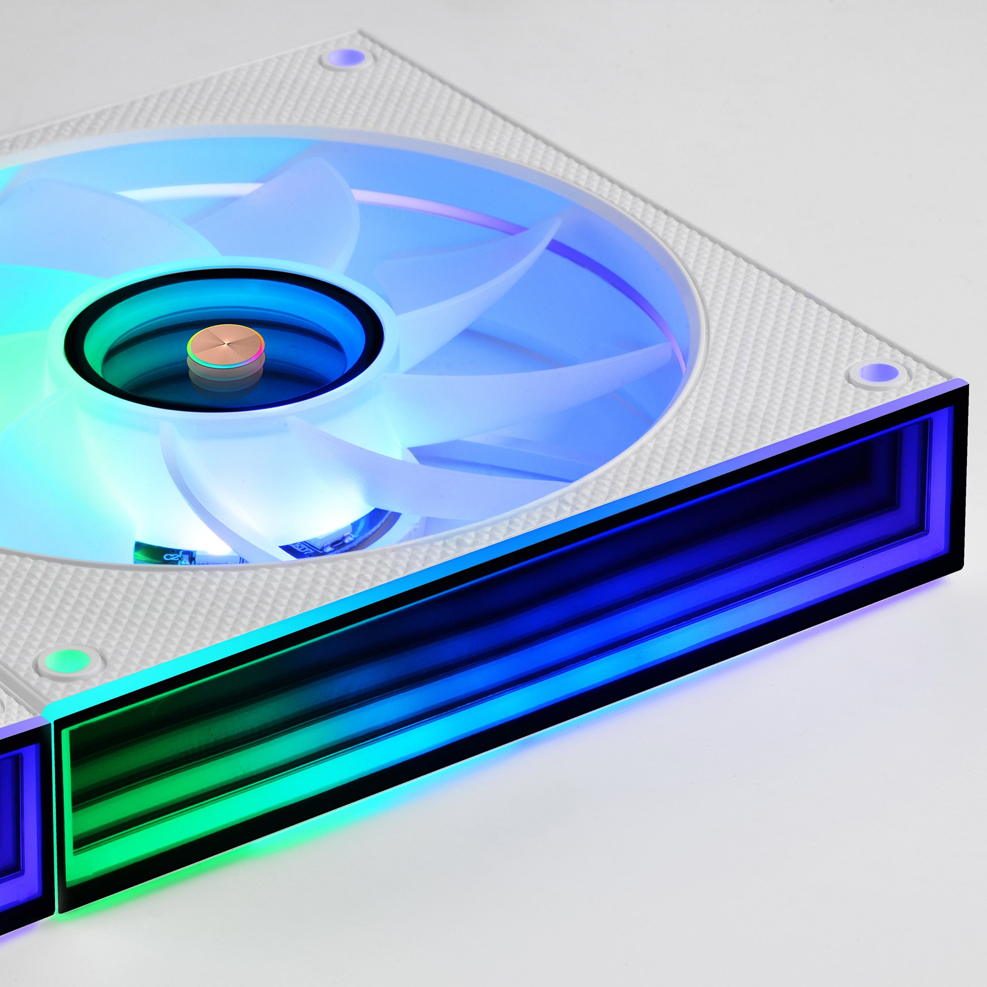 Ventola per computer bianca con illuminazione a LED blu e verde, su superficie bianca.