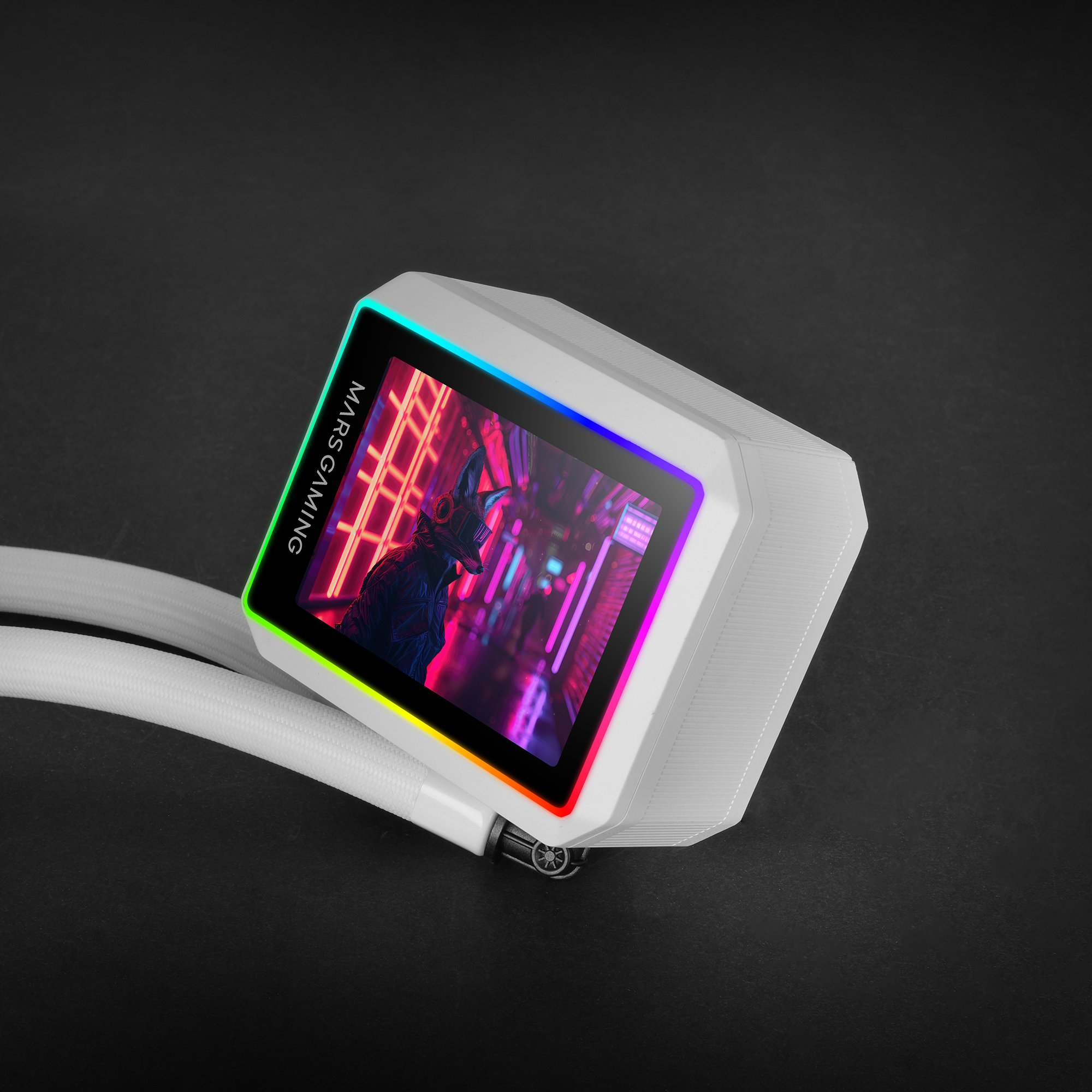 Dissipatore CPU Mars Gaming bianco con schermo che mostra una scena futuristica, con tubi bianchi, su sfondo scuro.