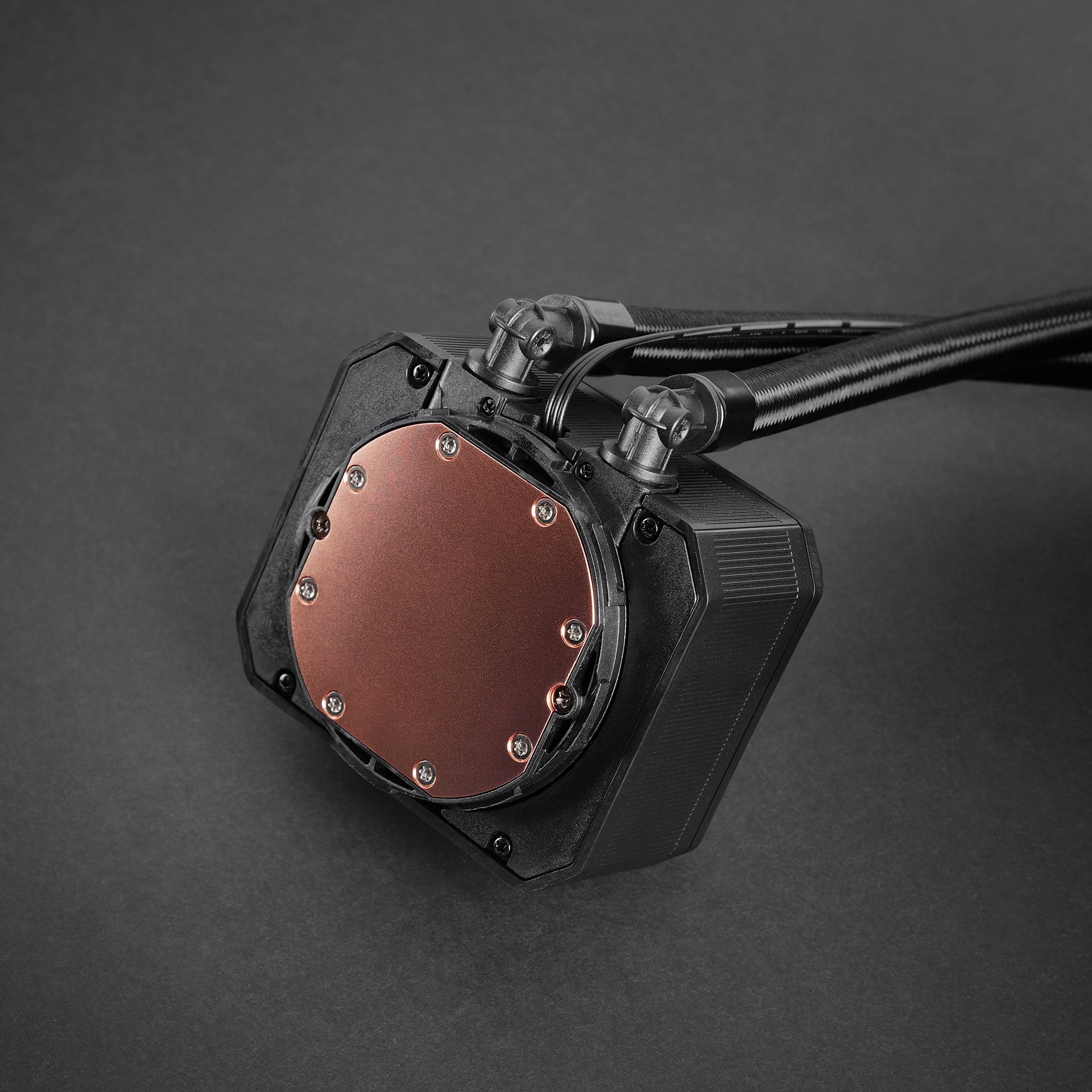 Un enfriador de agua para CPU con placa de cobre y mangueras negras, sobre fondo gris.