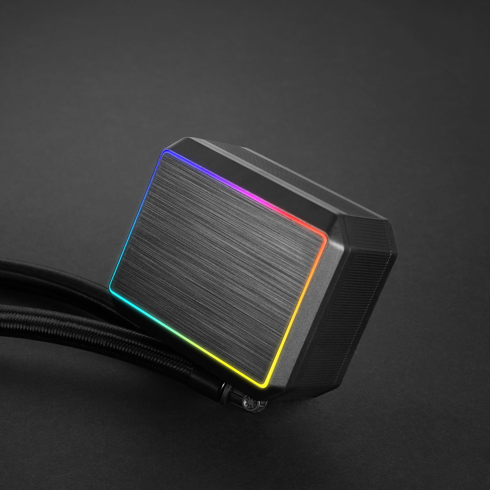 Un dissipatore a liquido nero per computer con illuminazione RGB, su sfondo grigio scuro. Mostra il waterblock e i tubi.