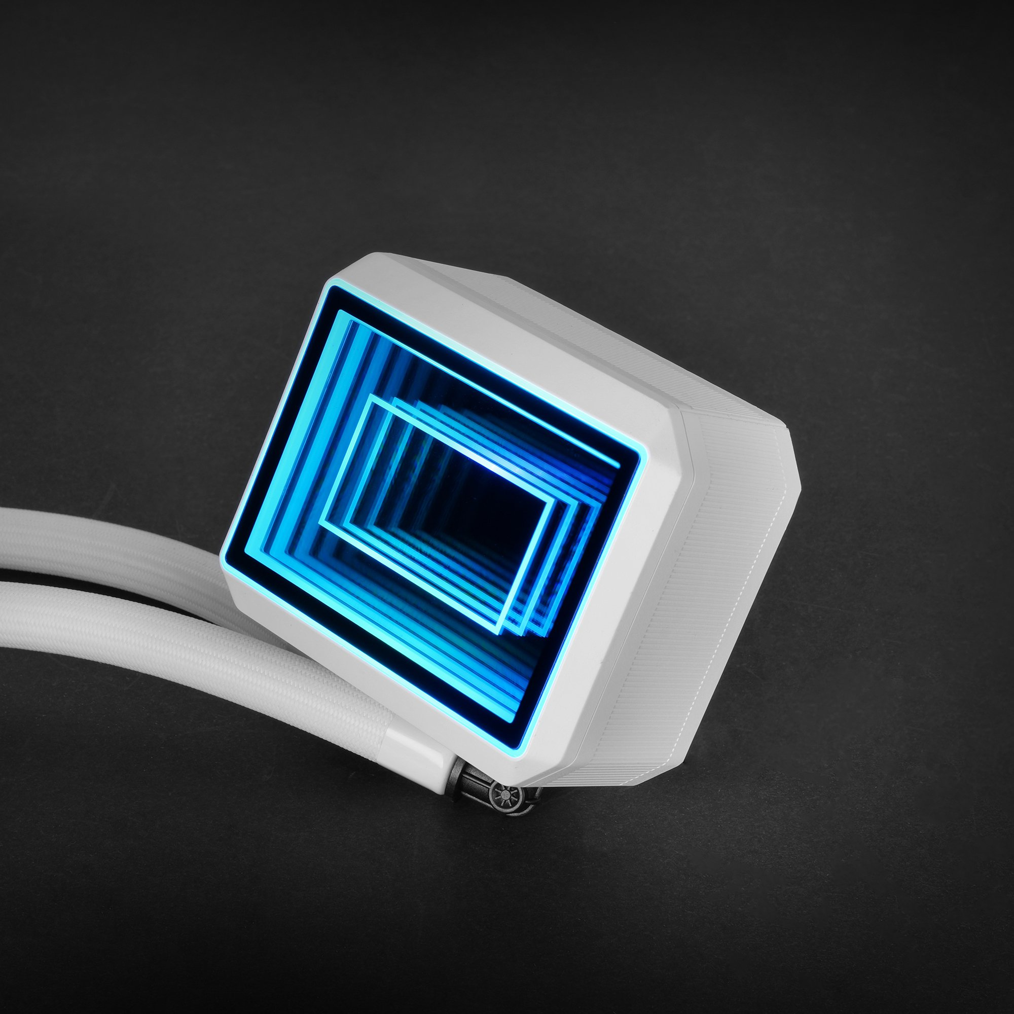 Un componente informático blanco con un diseño cuadrado azul brillante. Conectado a tubos blancos, sobre un fondo oscuro.