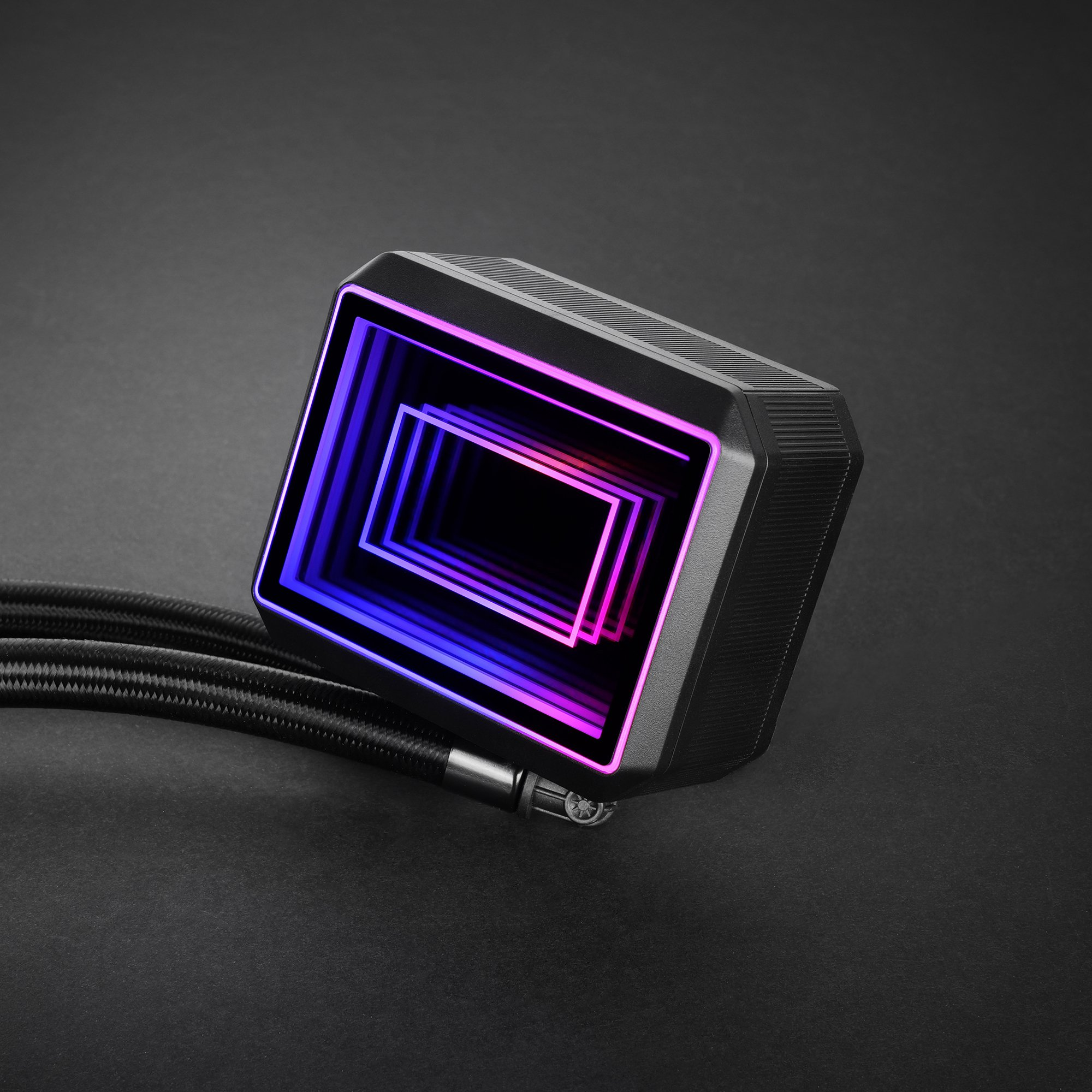 Un dissipatore per computer nero con un design rettangolare a strati luminoso, che mostra sfumature blu e rosa, su una superficie nera.