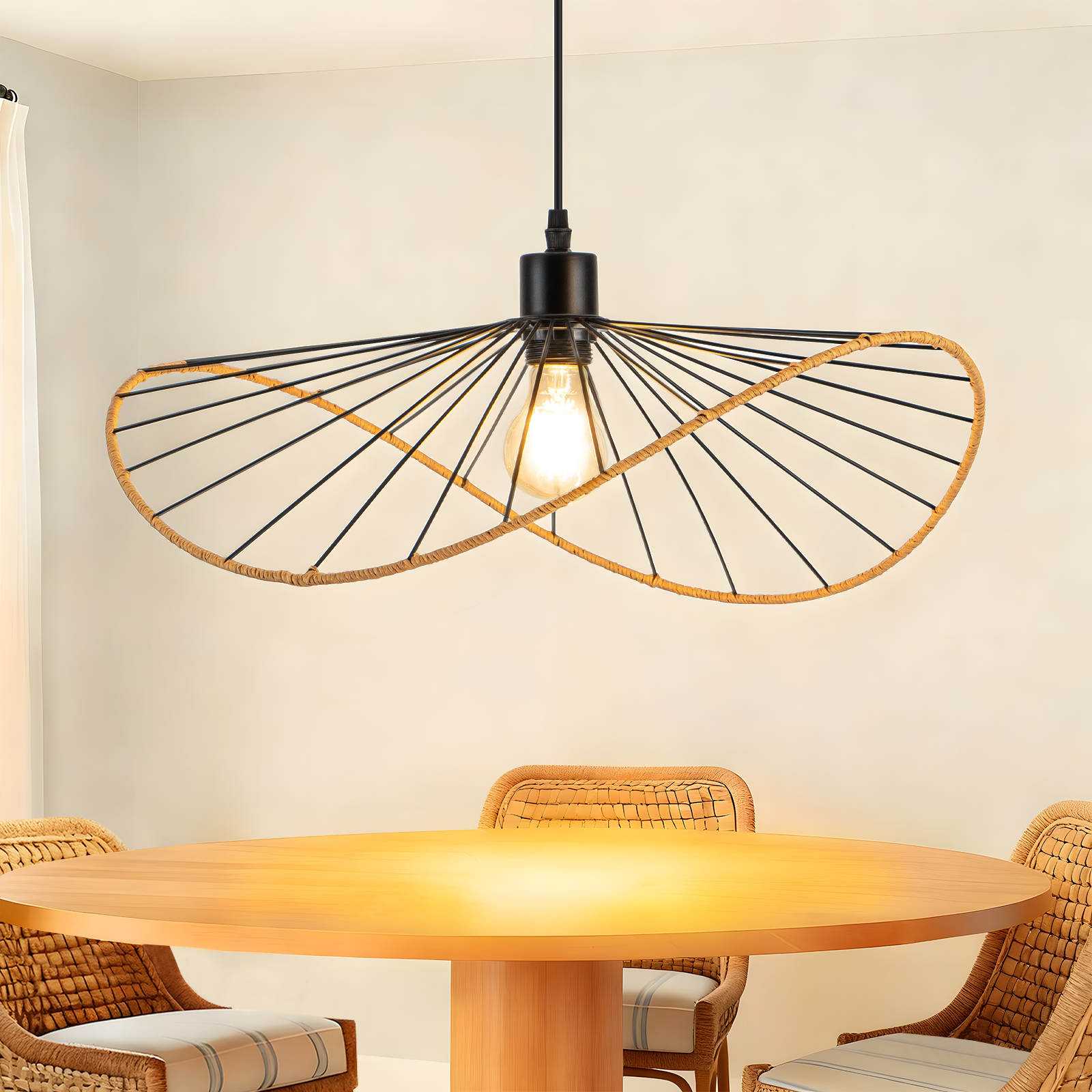 Ein modernes Esszimmer mit Holztisch, Korbstühlen und einer einzigartigen Pendelleuchte.