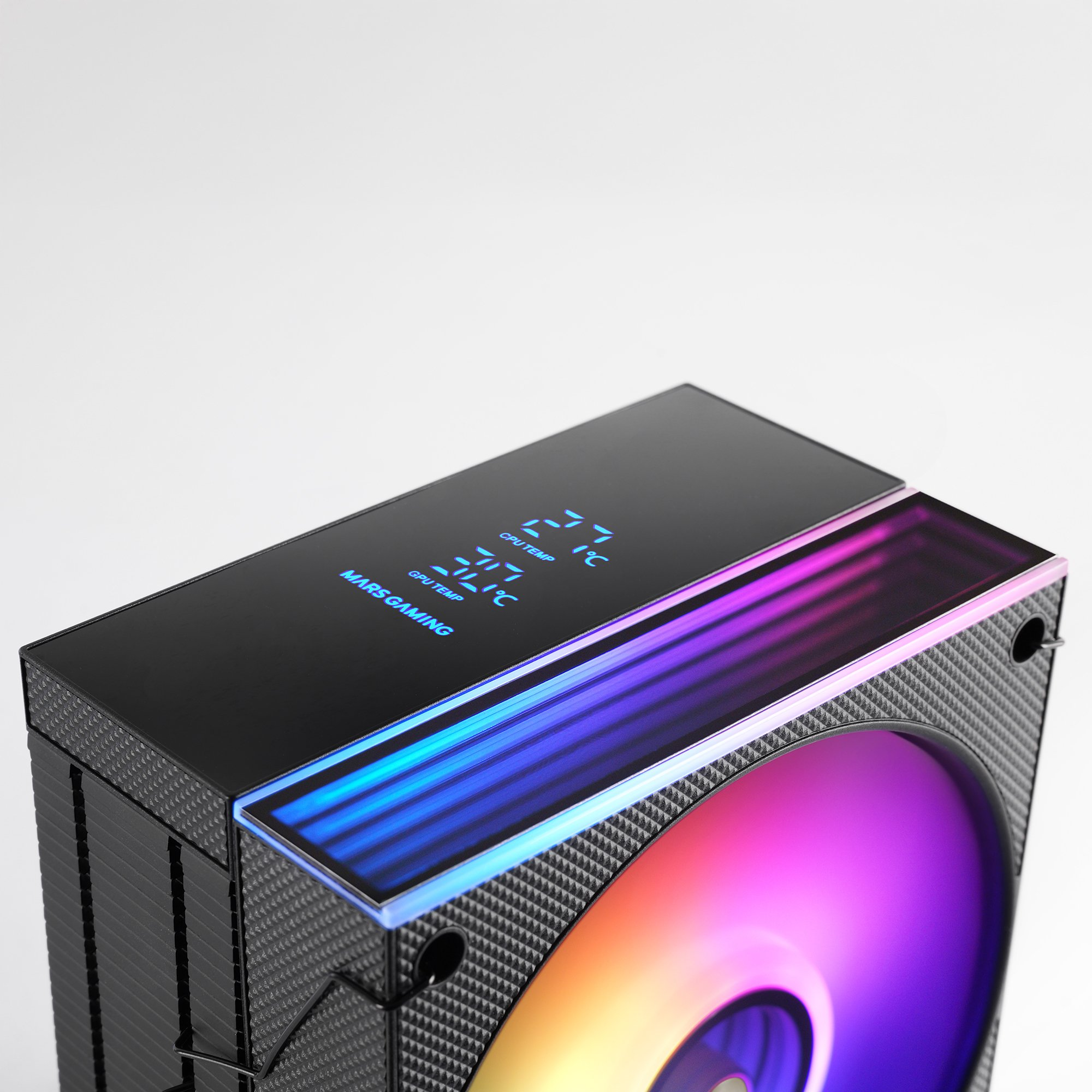 Un enfriador de CPU para computadora. Tiene un cuerpo negro, una pantalla digital y un ventilador con luces de colores.