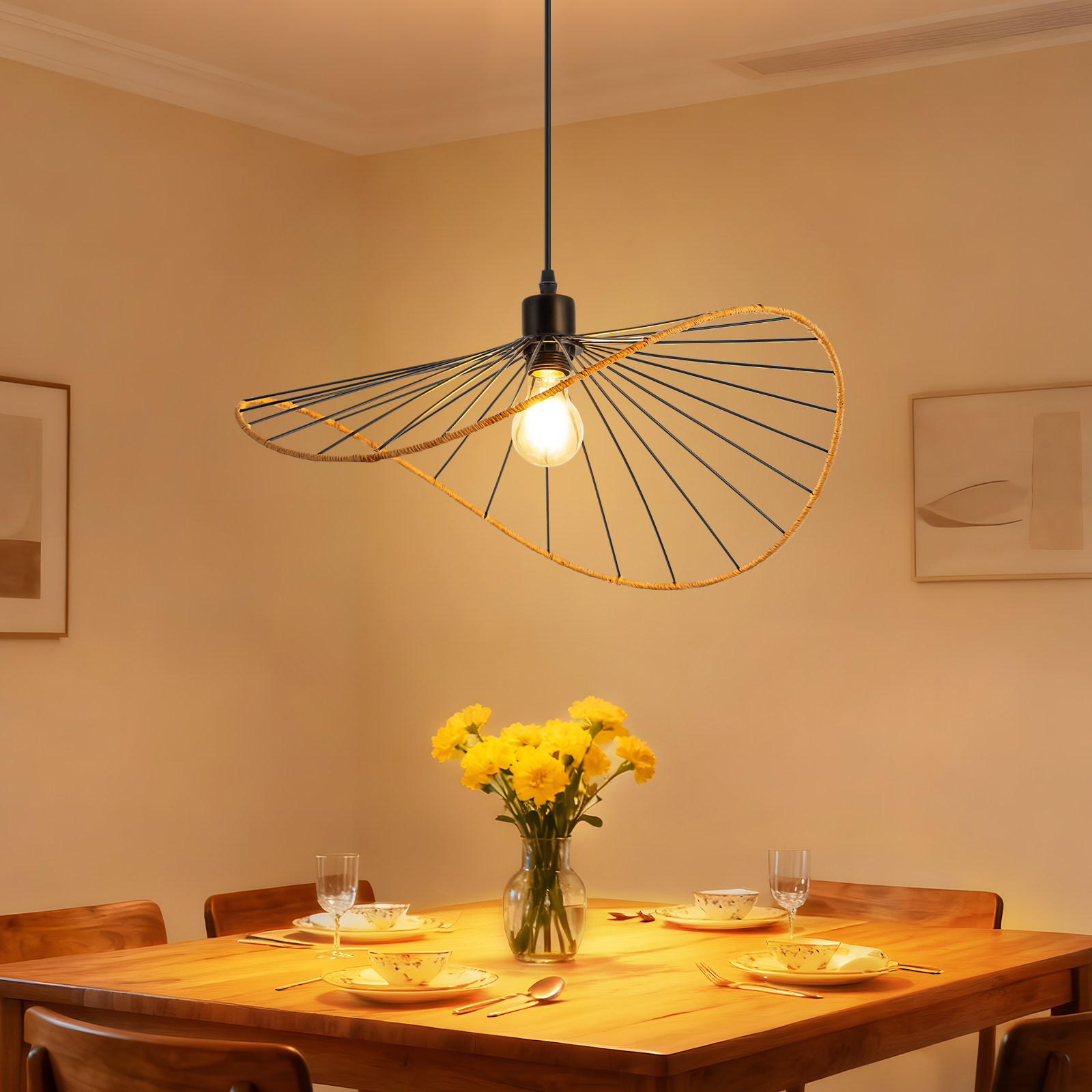 Esszimmer, beleuchtet von einer stilvollen Lampe. Tisch mit Blumen, Geschirr und Besteck.