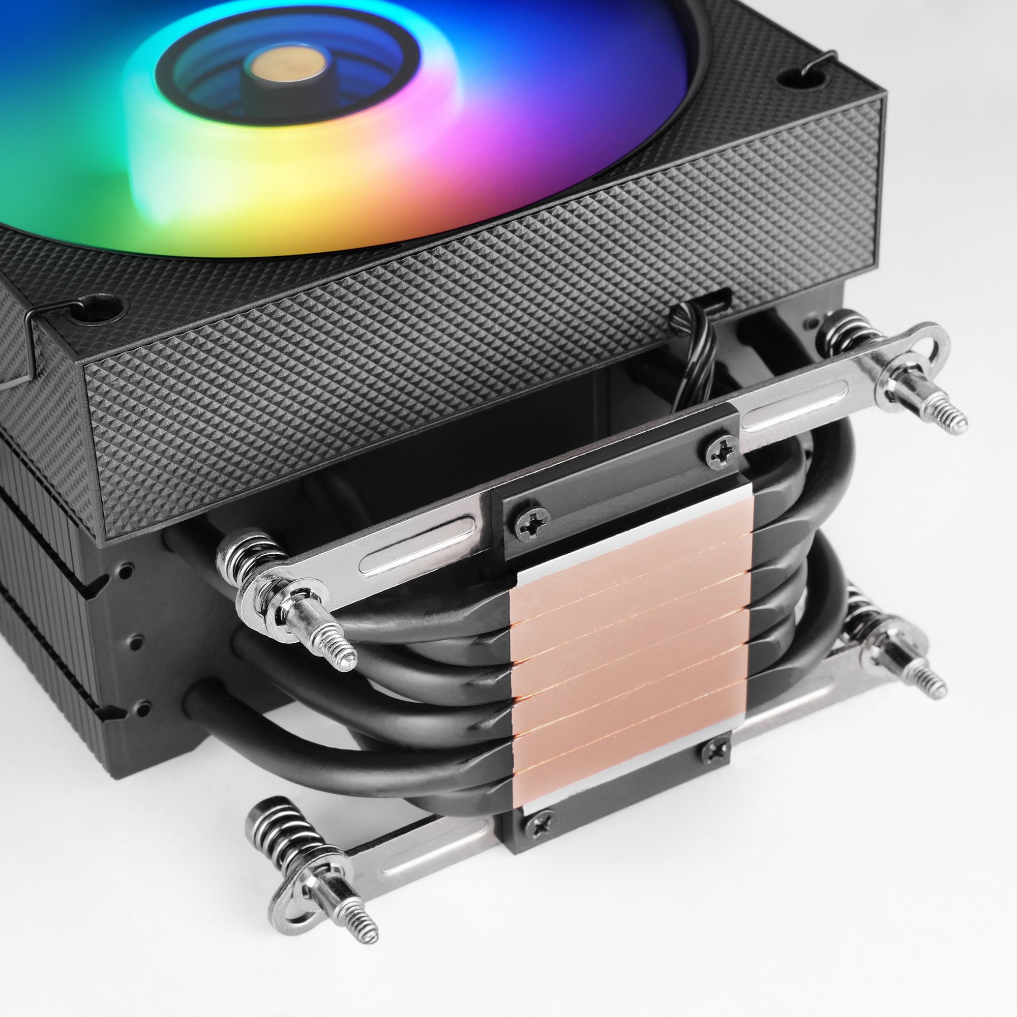Un enfriador de CPU con ventilador multicolor. Se ven aletas de cobre y tubos negros, con soportes metálicos.