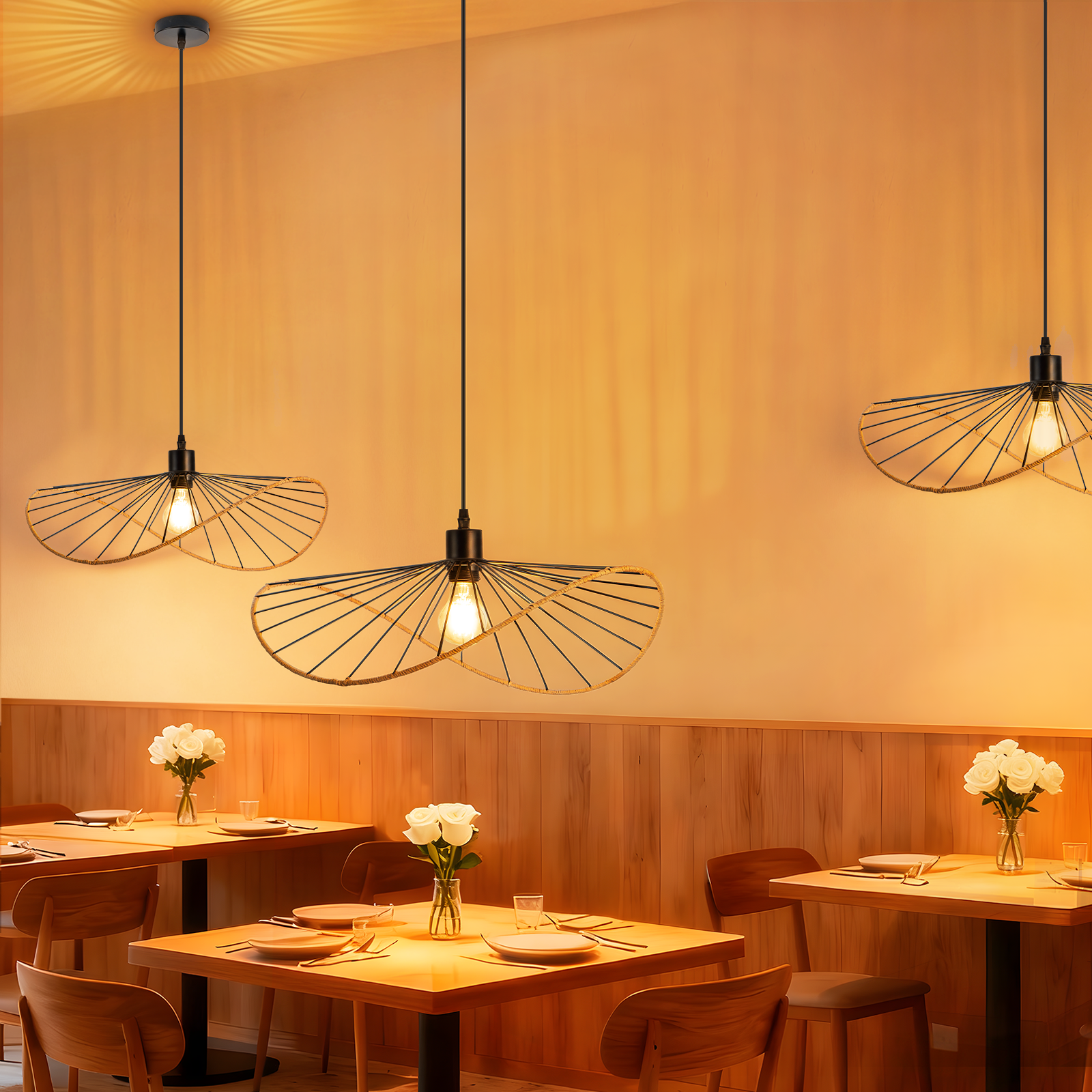 Restaurantinterieur mit Hängelampen, Tischen, Stühlen und Blumen. Warme Beleuchtung und Holzverkleidung schaffen ein gemütliches Ambiente.