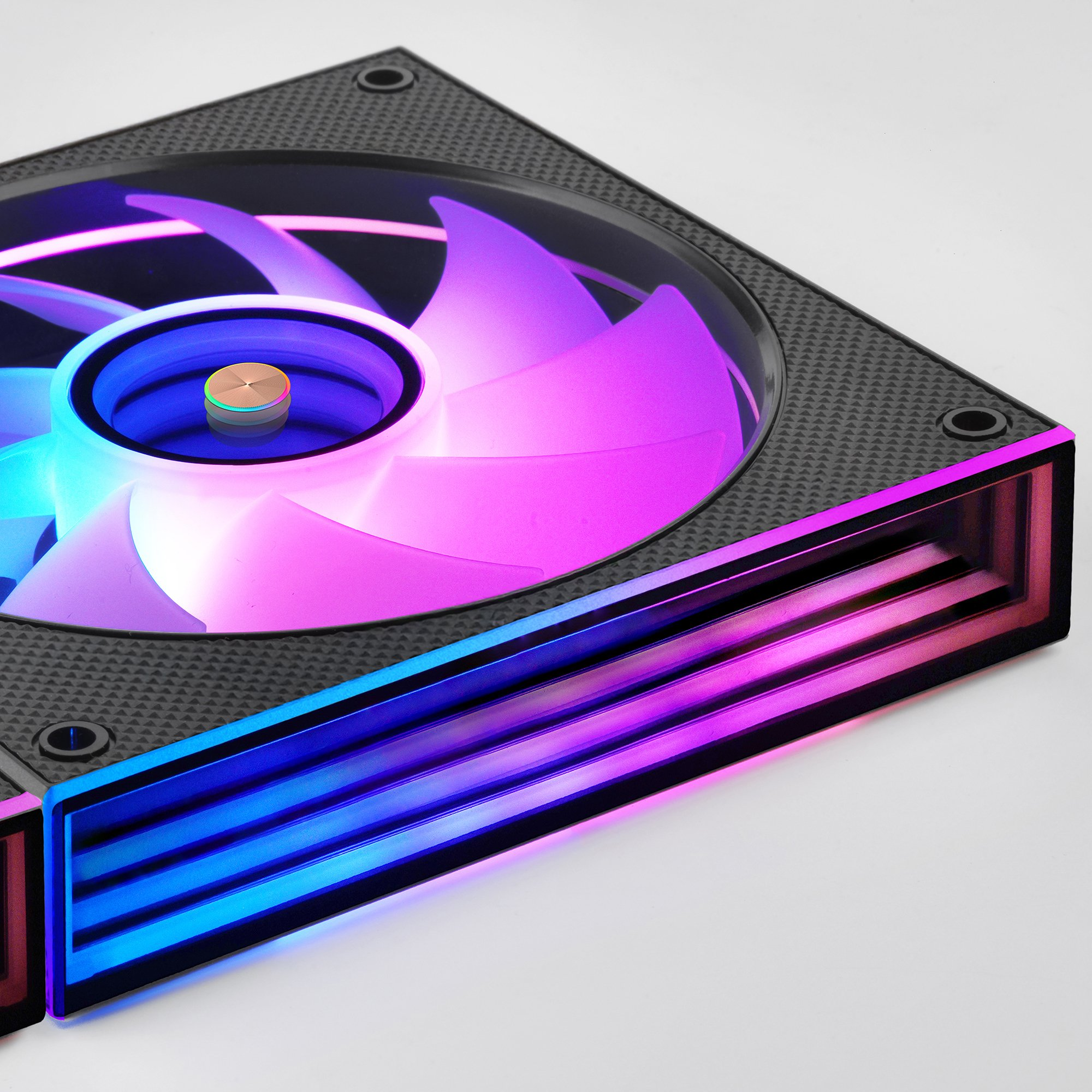 Ventilador de PC con iluminación RGB. Las aspas brillan en rosa y azul. El marco es negro. El fondo es blanco.