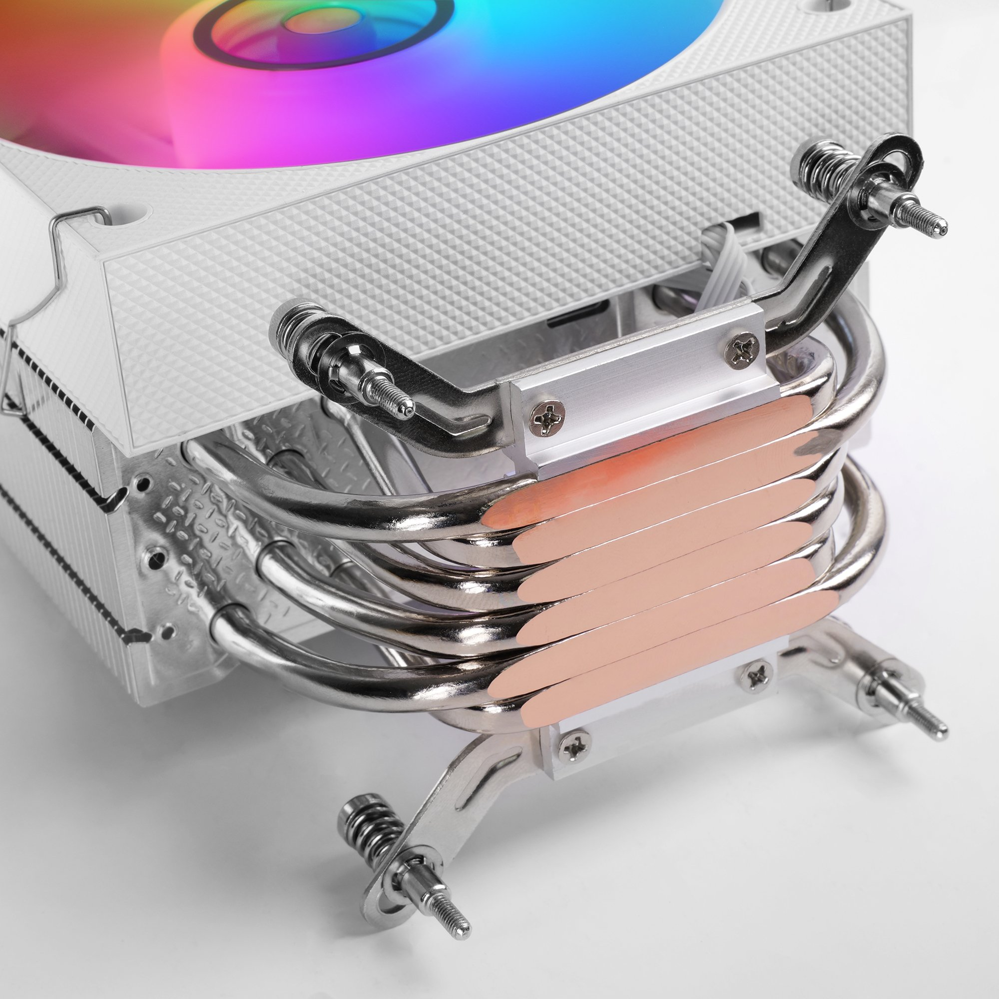 Un enfriador de CPU para computadora con ventilador. El ventilador tiene múltiples colores, con tubos de cobre y marco de metal plateado.