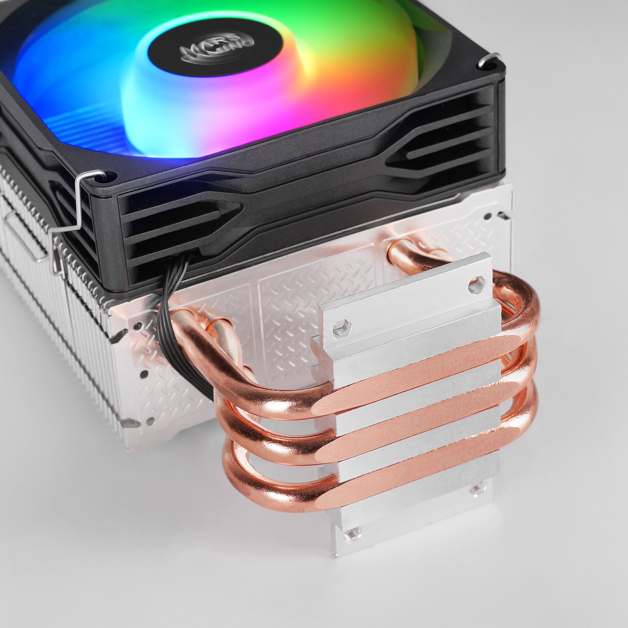 Un enfriador de CPU con ventilador colorido y tubos de calor de cobre, sobre fondo gris.