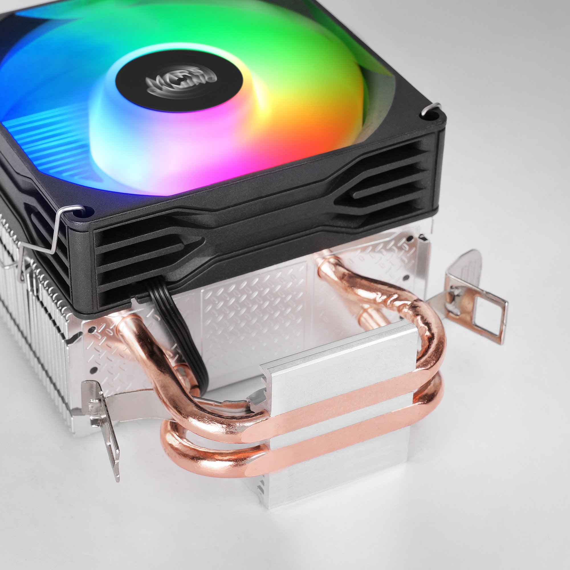 Un enfriador de CPU con un ventilador colorido. Se ven tuberías de cobre y aletas de aluminio. El fondo es blanco.