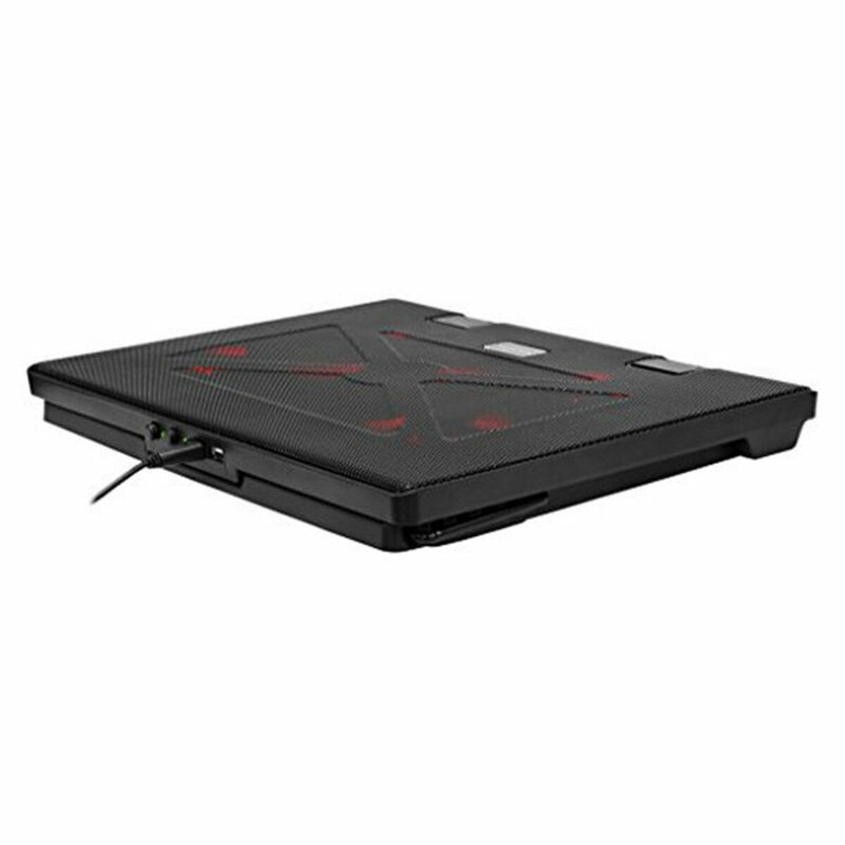 Un enfriador de portátil negro con detalles rojos. Tiene una superficie de malla y un cable enchufado. El fondo es blanco.