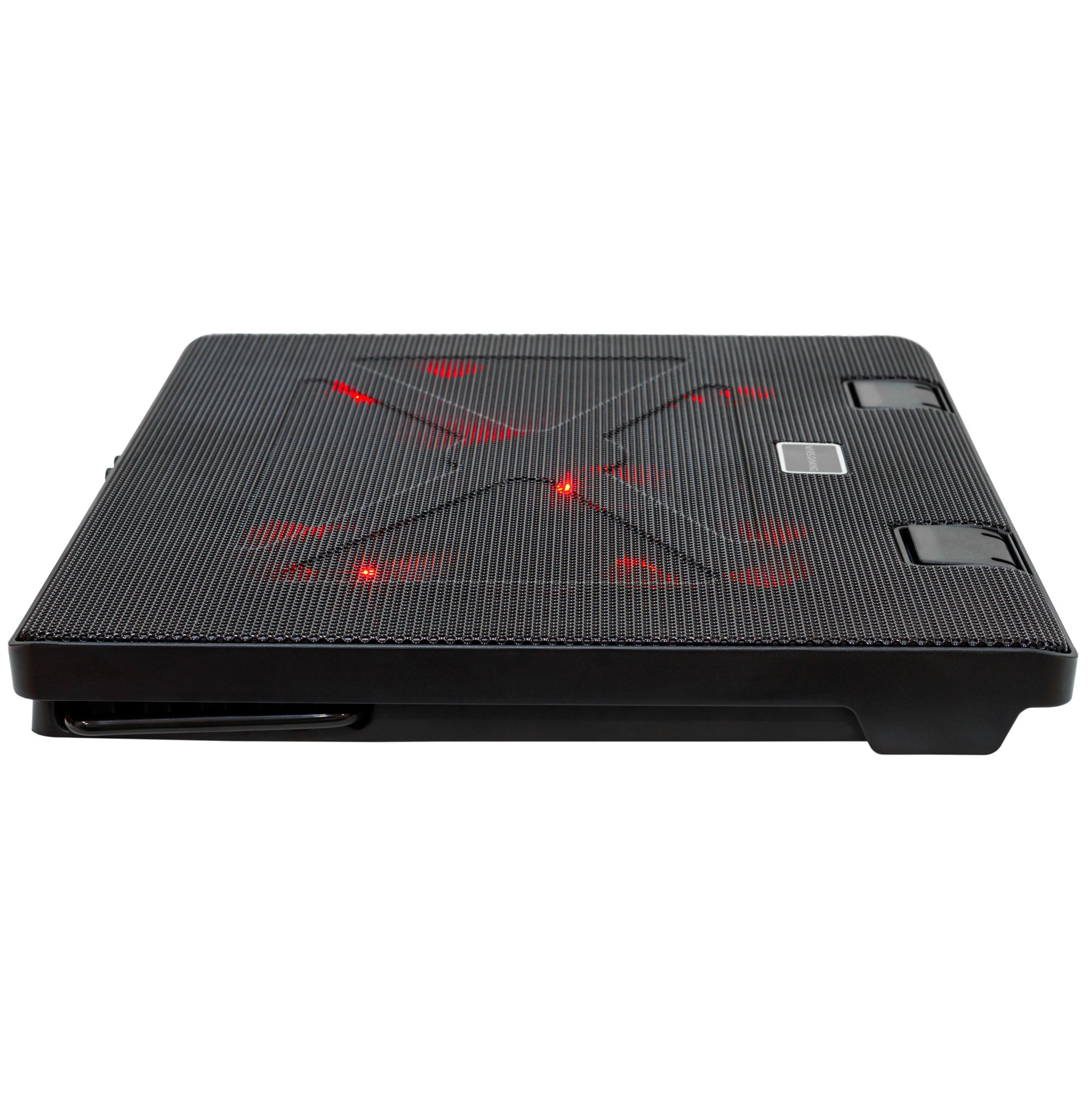 Base refrigeradora negra para portátil con luces LED rojas. Superficie de malla y marco negro. Fondo blanco.