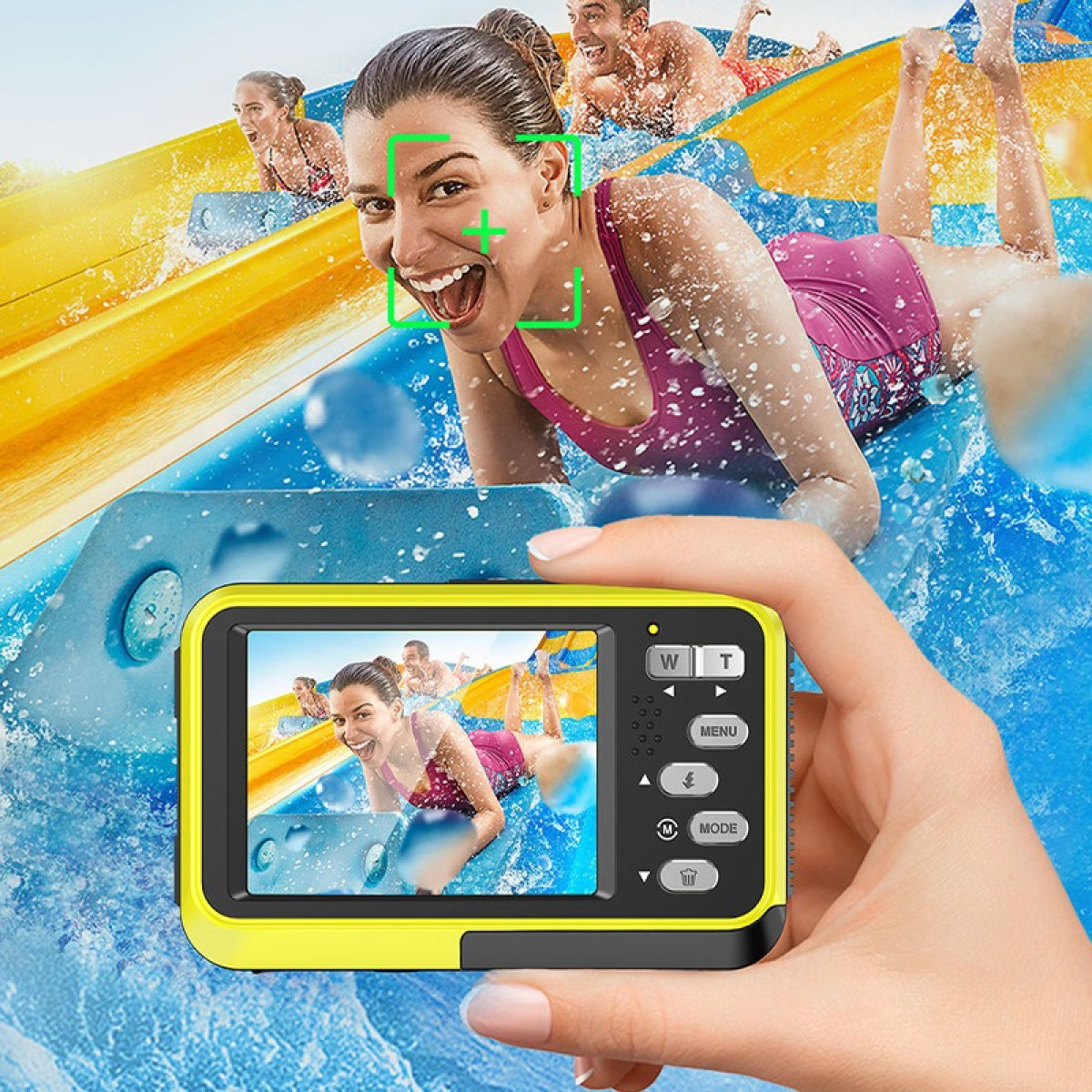 Una donna sorride su uno scivolo d'acqua, ripresa da una fotocamera tenuta in mano. Altri scivolano sullo sfondo.