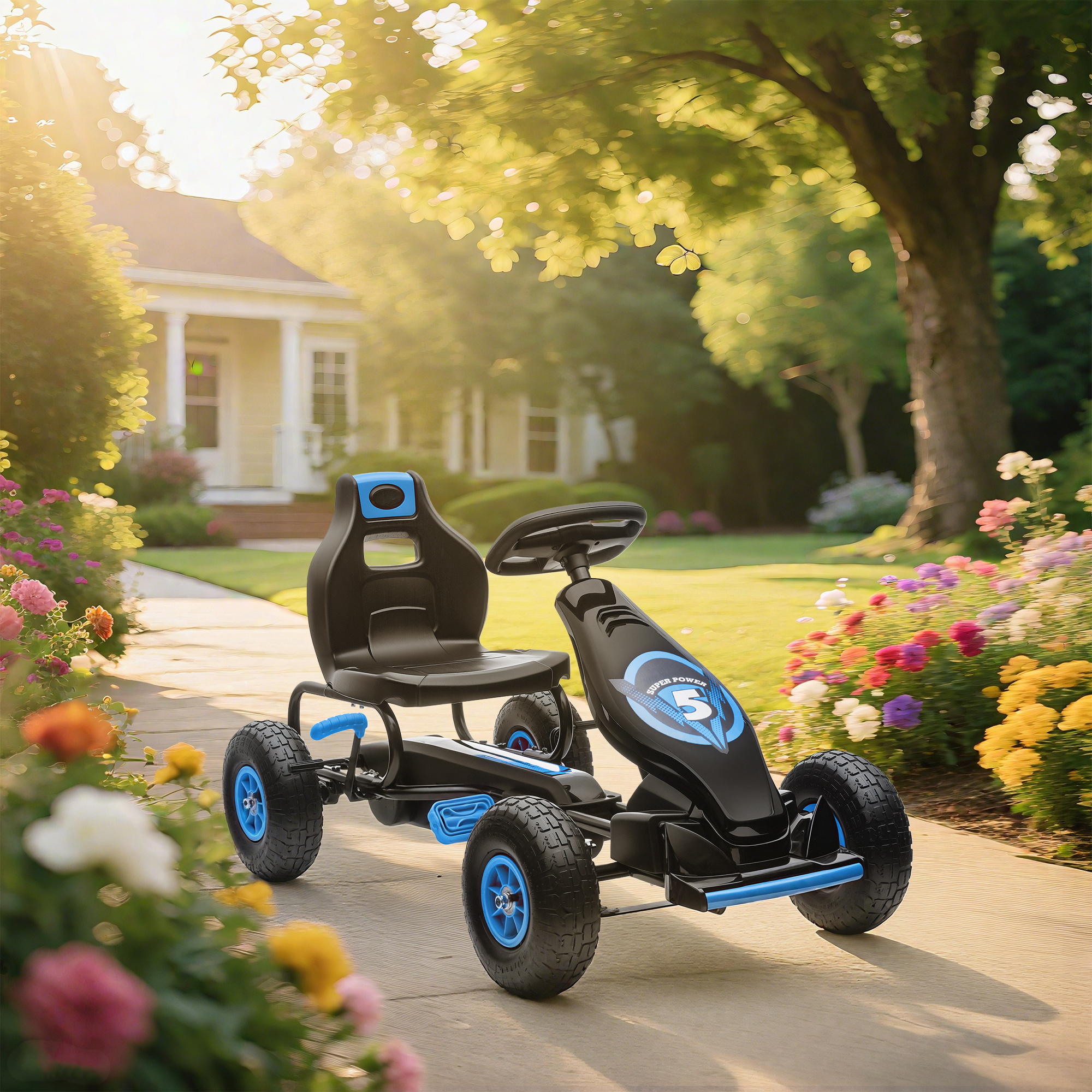 Un go-kart nero e blu è su un sentiero, circondato da fiori e una casa sullo sfondo in una giornata di sole.