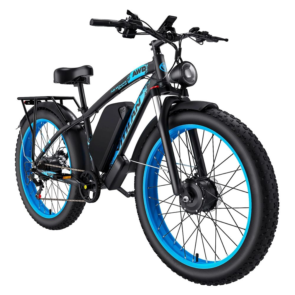 Bicicleta eléctrica negra y azul. Llantas anchas con aros azules. Faro y batería visibles. Asiento y cuadro negros.